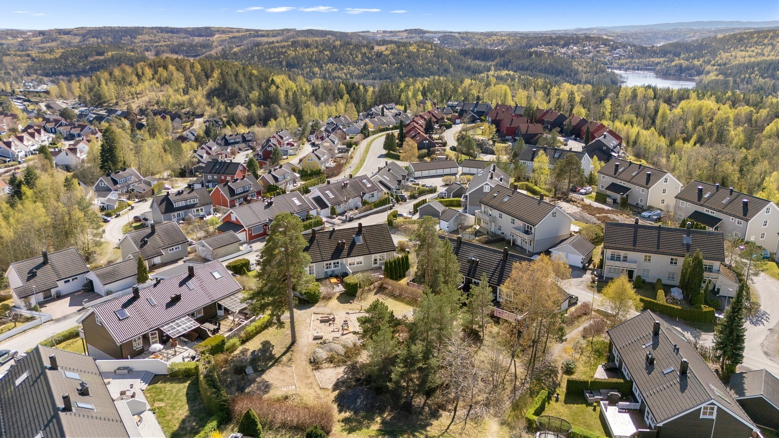 Det er kort vei til skoler, barnehager, butikker og offentlig kommunikasjon. Galleribilde