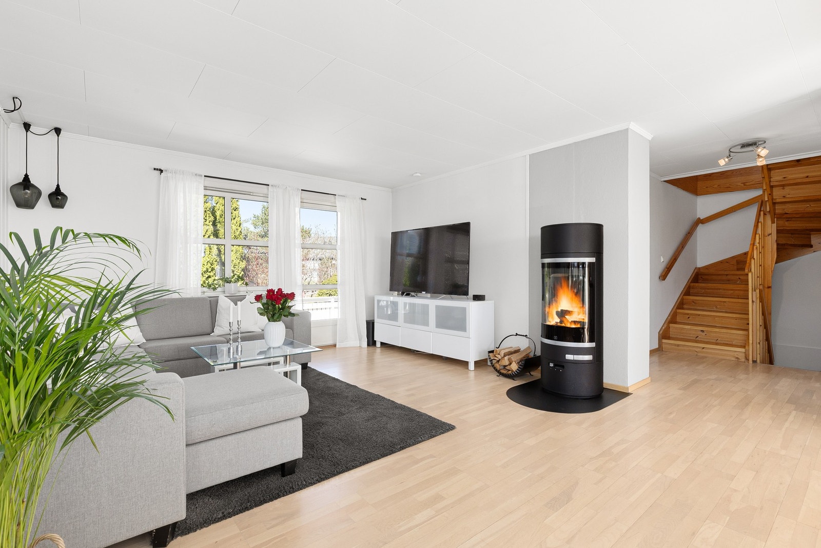 Stuen er lys og romslig. Galleribilde