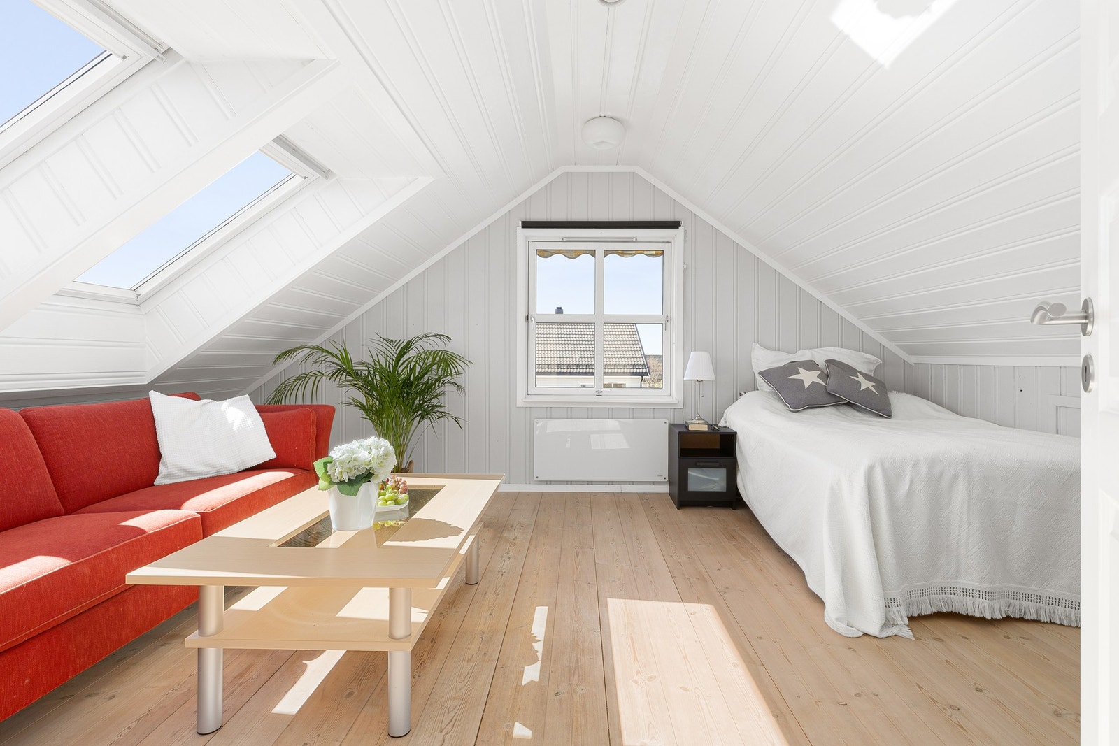 Loftstuen fungerer utmerket som et ekstra samlingssted for familien eller som en egen sone for barna. Galleribilde