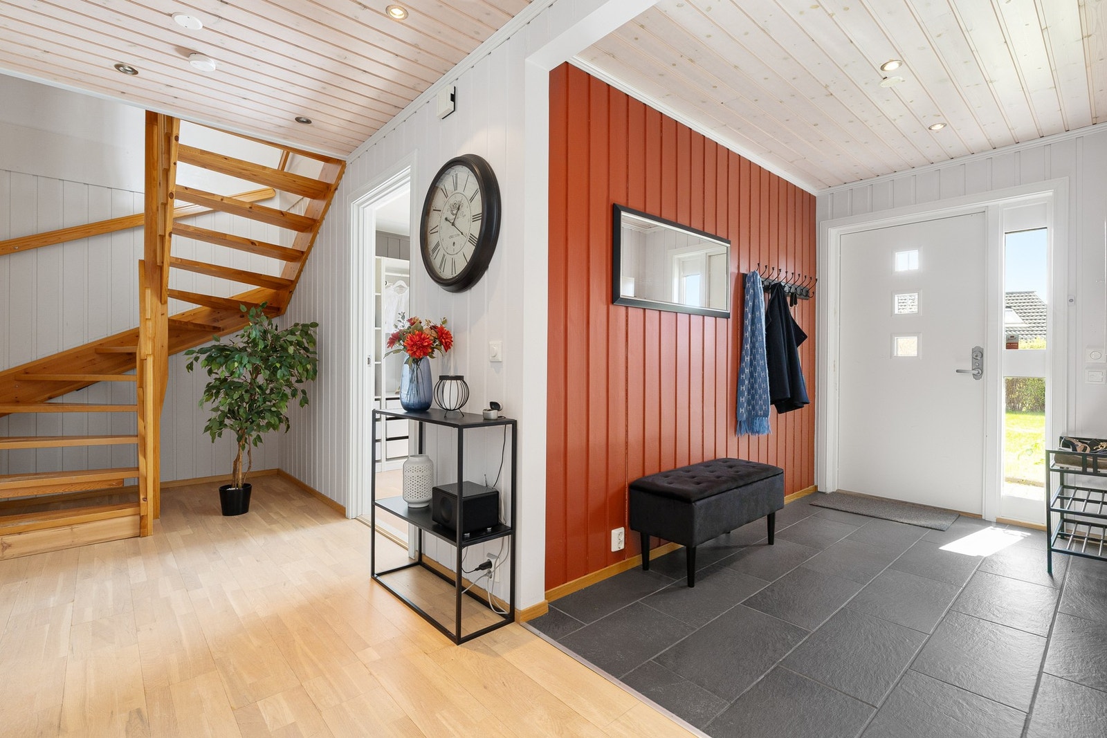 Entréen har rikelig med plass til ulike garderobeløsninger for oppbevaring av yttertøy, sko og annet utstyr. Galleribilde