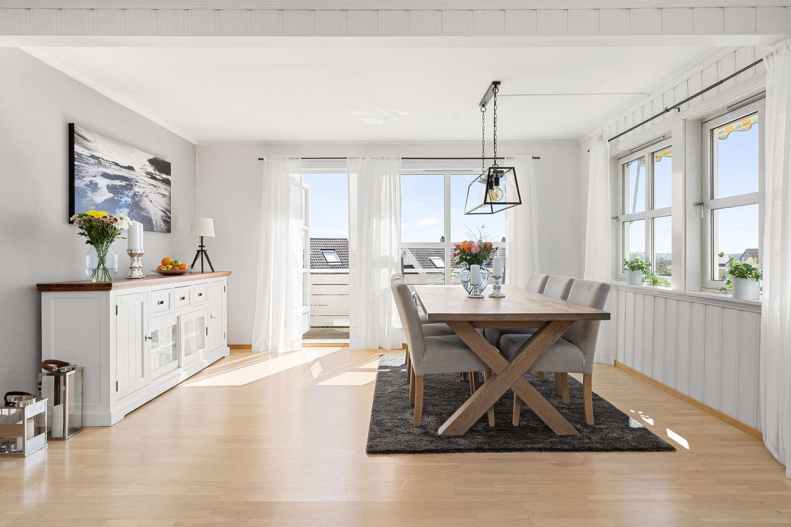Store vindusflater slipper inn rikelig med naturlig lys. Galleribilde
