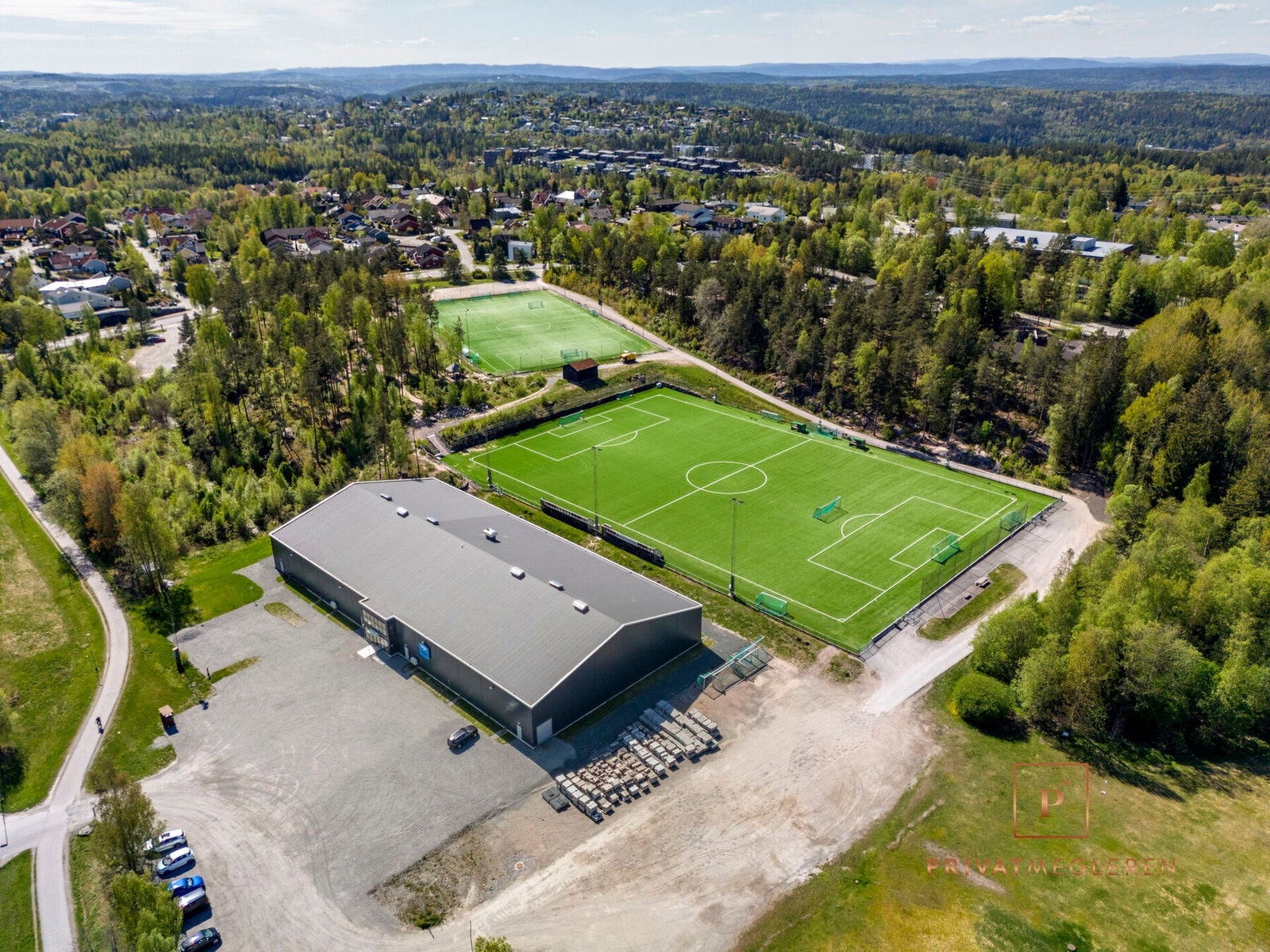 Kunstgressbanen og tennishall med fire baner på Sofiemyr. Galleribilde