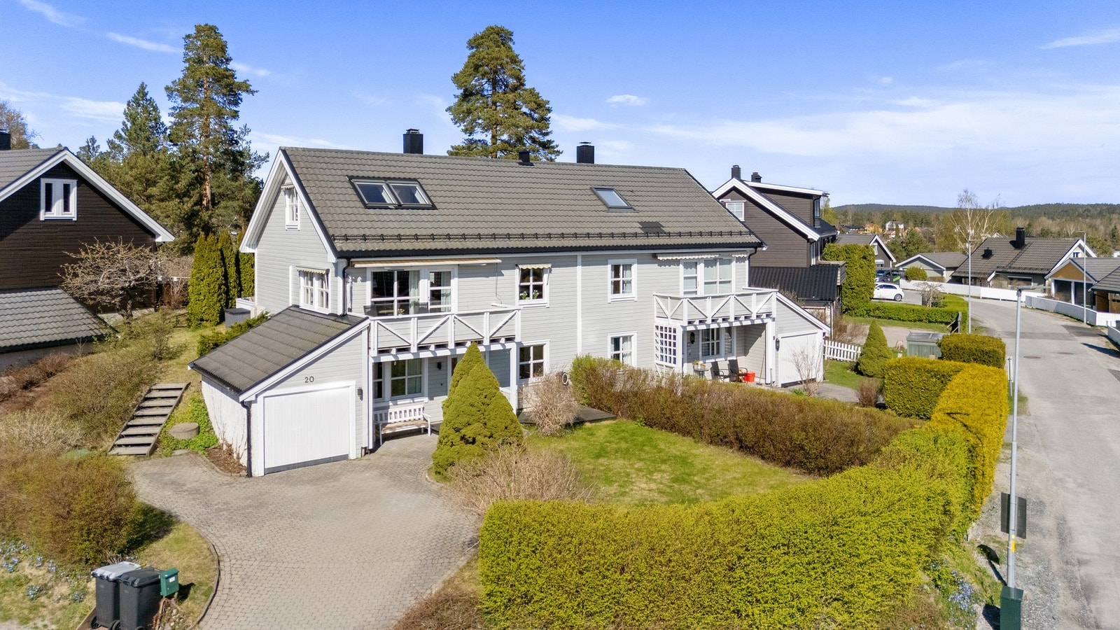 På fremsiden av boligen finner du en pen og opparbeidet hage. Galleribilde