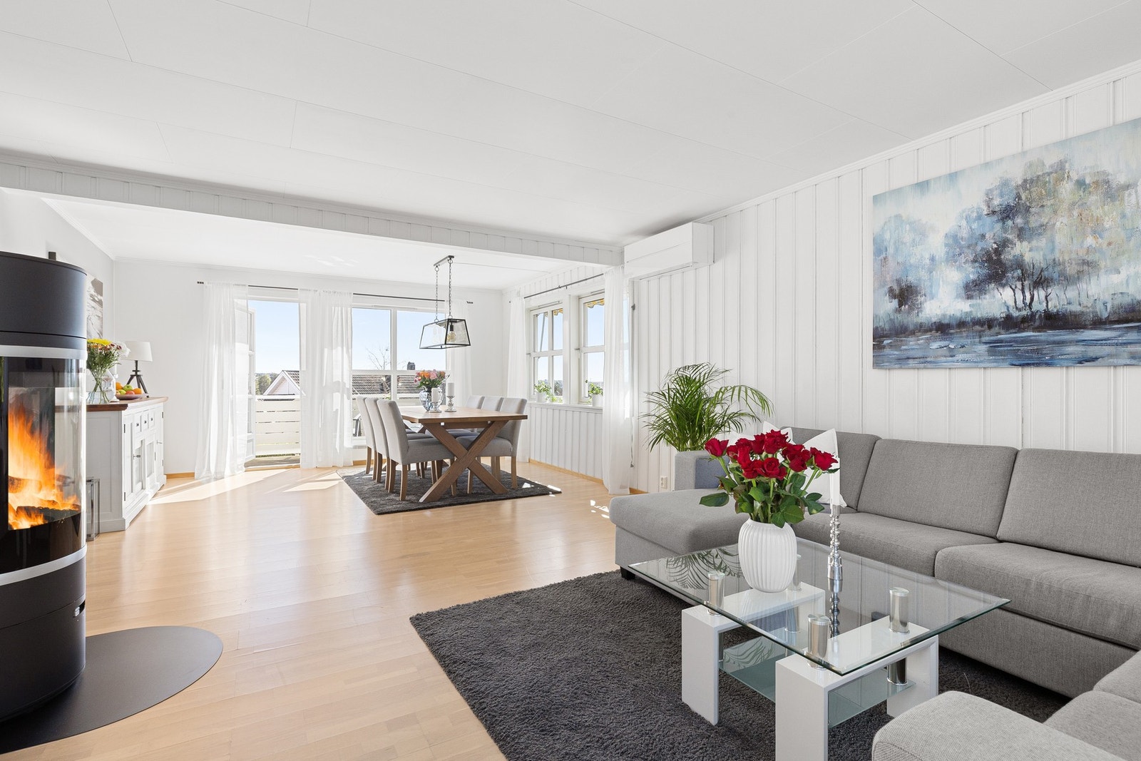 Halvpart av tomannsbolig med familievennlig planløsning over tre etasjer. Galleribilde