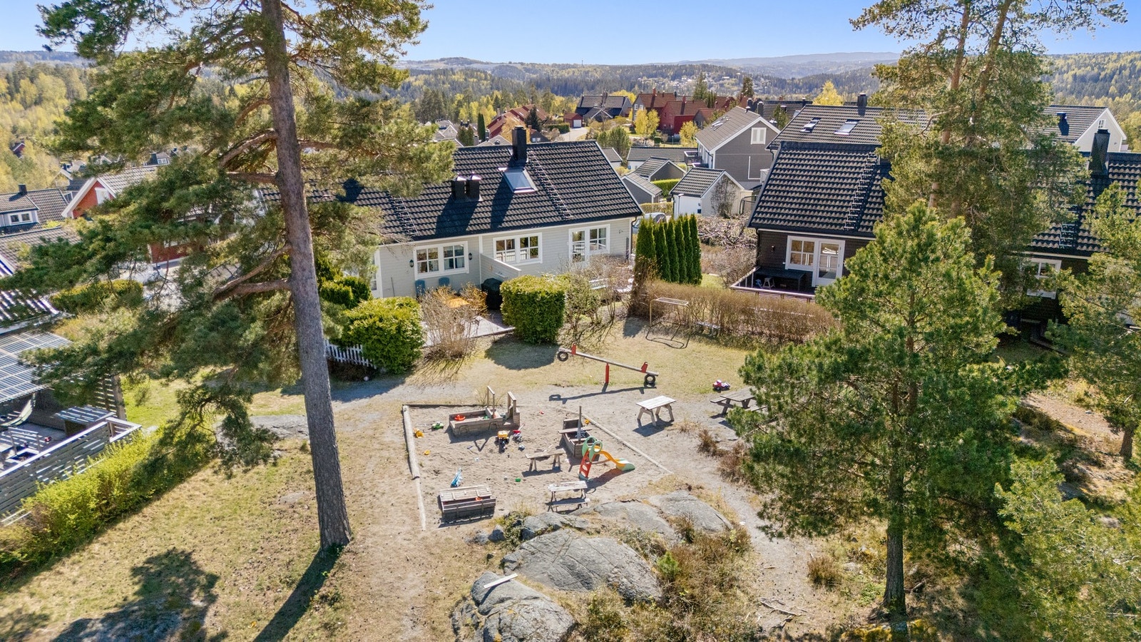 Boligen grenser til til friområde med lekeapparater til glede for de minste. Galleribilde