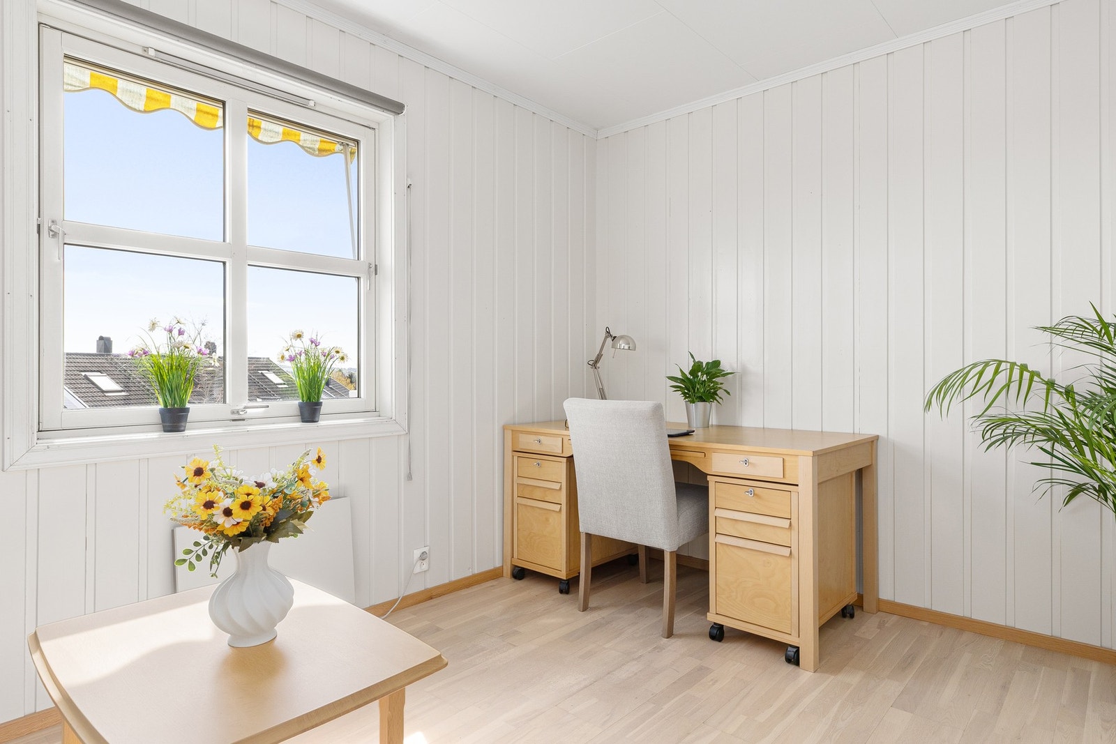 Rommet har god plass til seng, nattbord og diverse innredning. Galleribilde