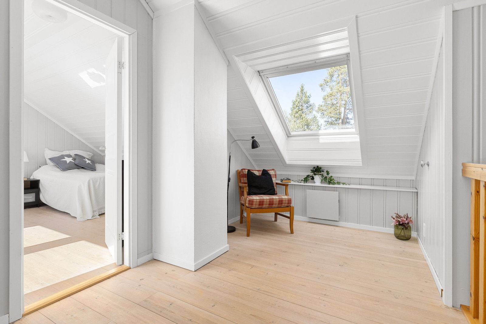 På loftet finner du en trivelig loftstue. Galleribilde