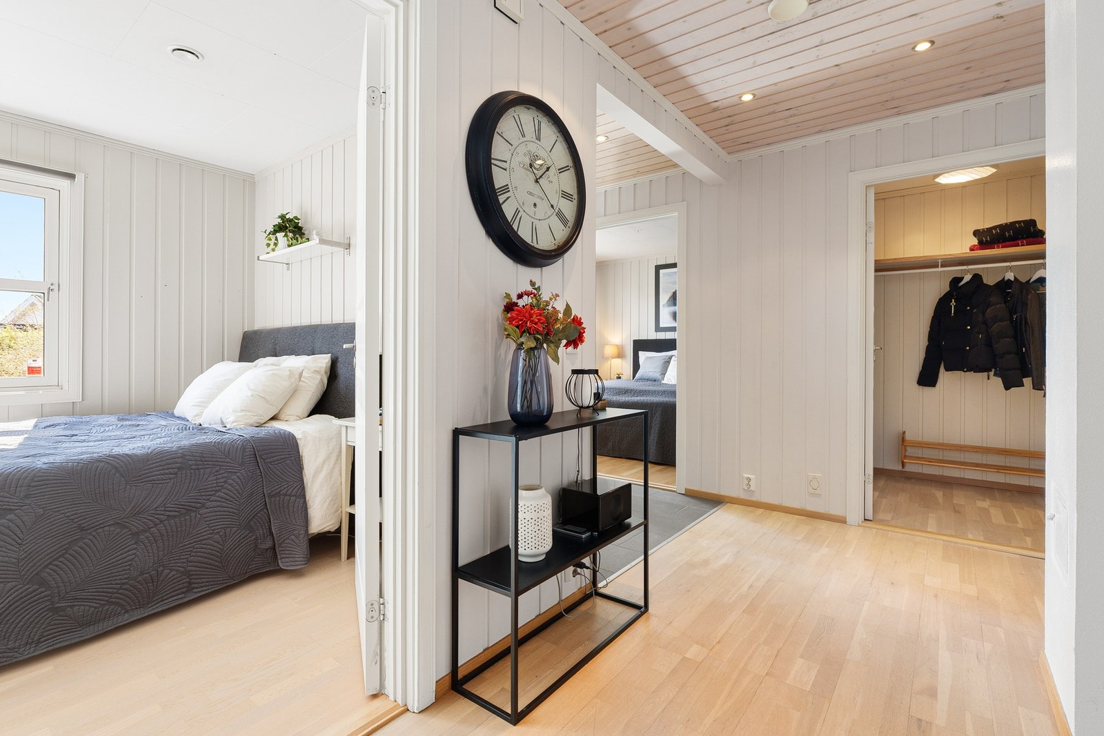 Soverommene er romslige, med god plass til seng, nattbord og diverse garderobeløsninger. Galleribilde