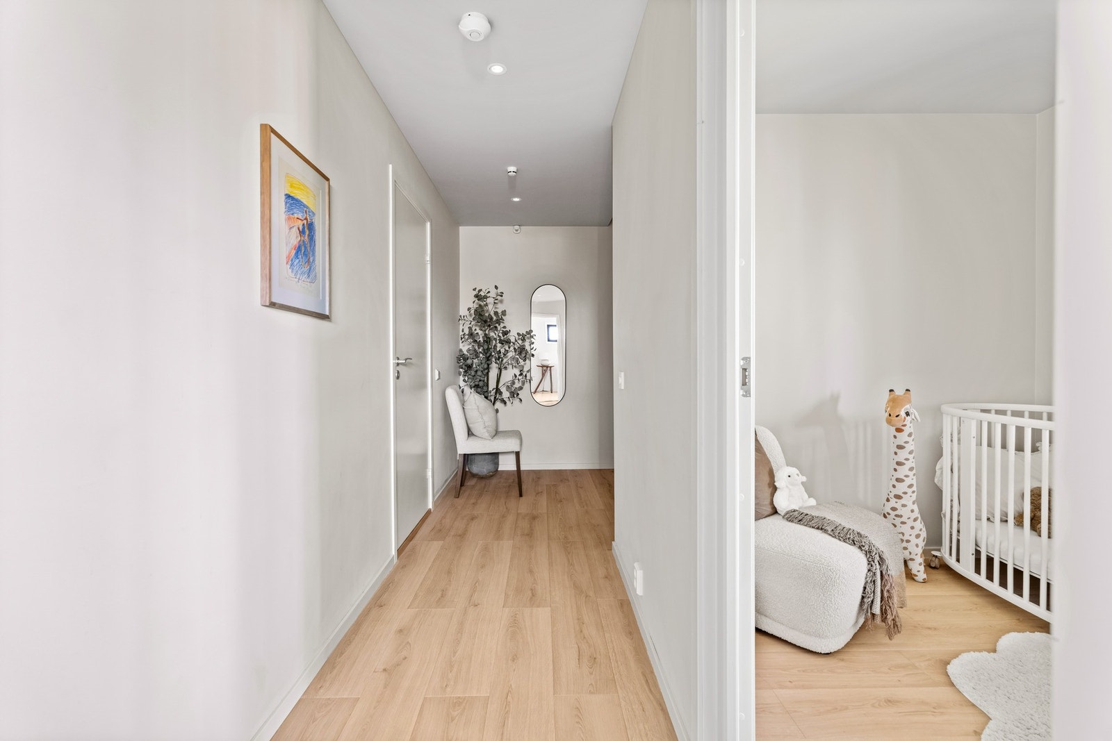 Alle tre soverommene ligger plassert i underetasjen, samme etasje som bad og vaskerom. Galleribilde
