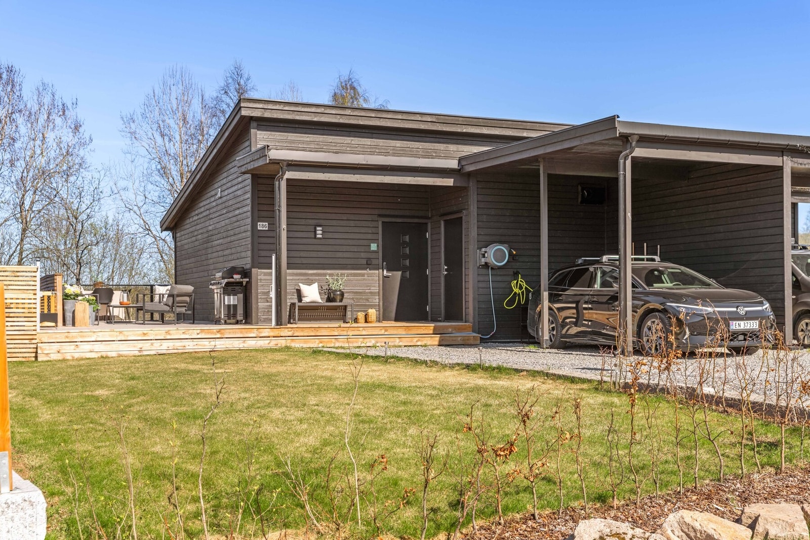 Boligen har parkering i carport og på egen gårdsplass. Carporten er utstyrt med elbillader og har direkte tilknytning til en praktisk utebod. Galleribilde