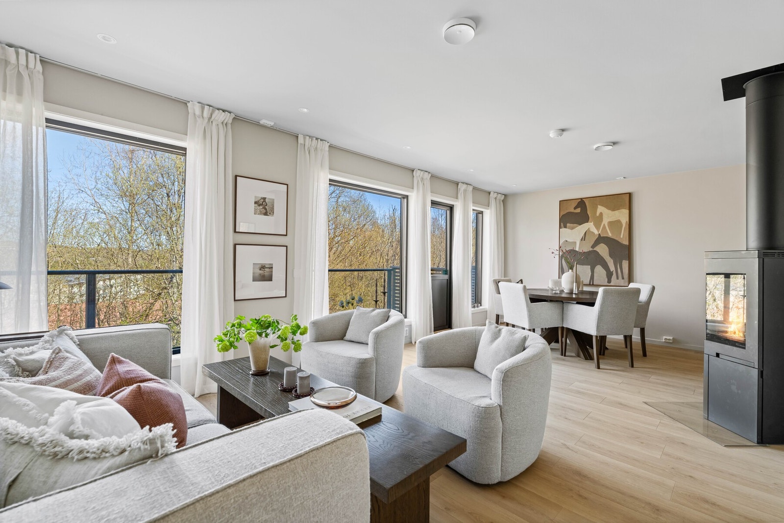 Planløsningen gir en naturlig inndeling av sonene, og det er fin plass til både sofagruppe og spisebord. Galleribilde