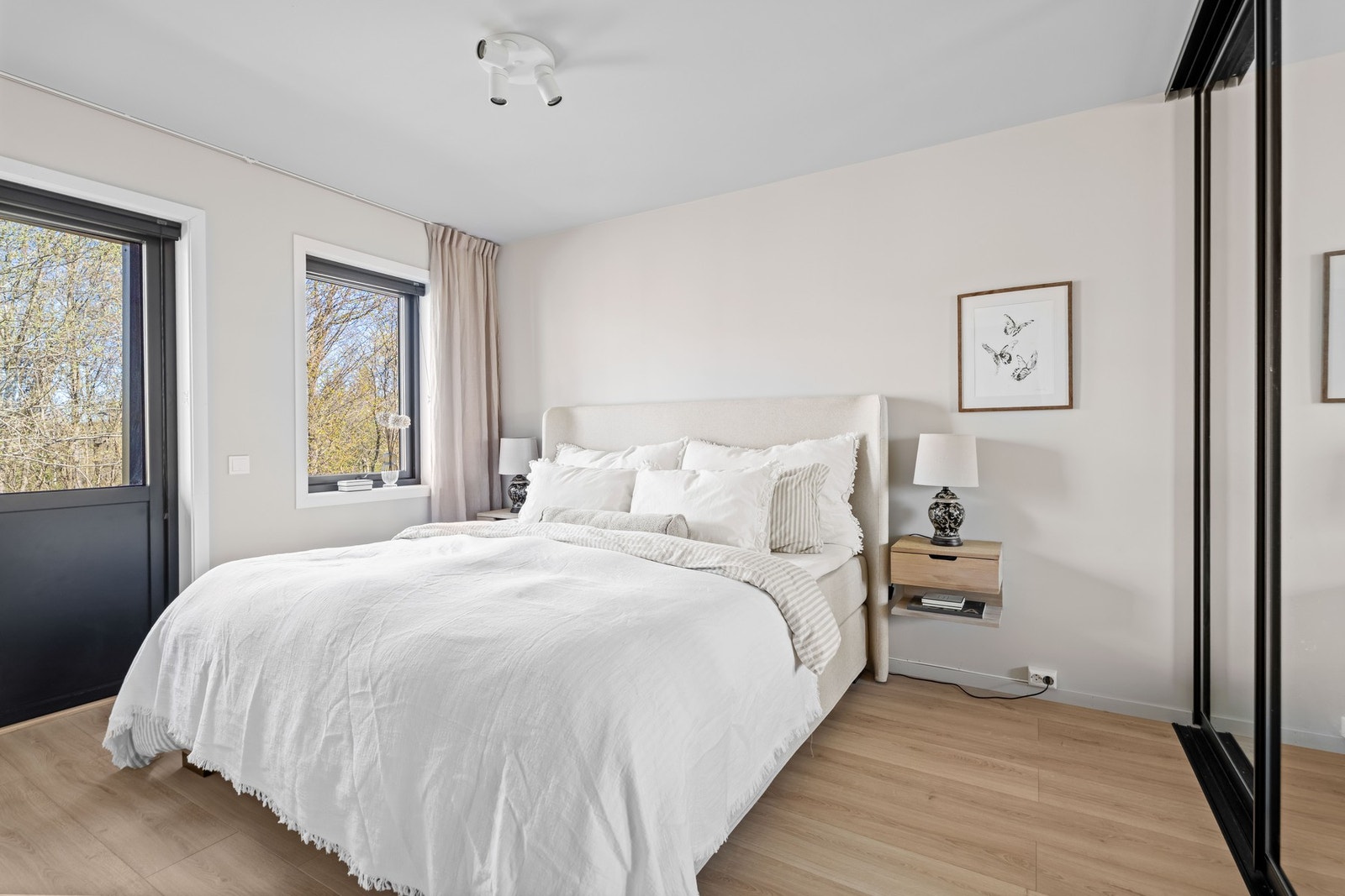 Boligen har tre gode soverom, alle med laminatgulv og malte veggflater i beige farger. Hovedsoverommet er av fin størrelse, og har plass til dobbeltseng med tilhørende møblement. Galleribilde