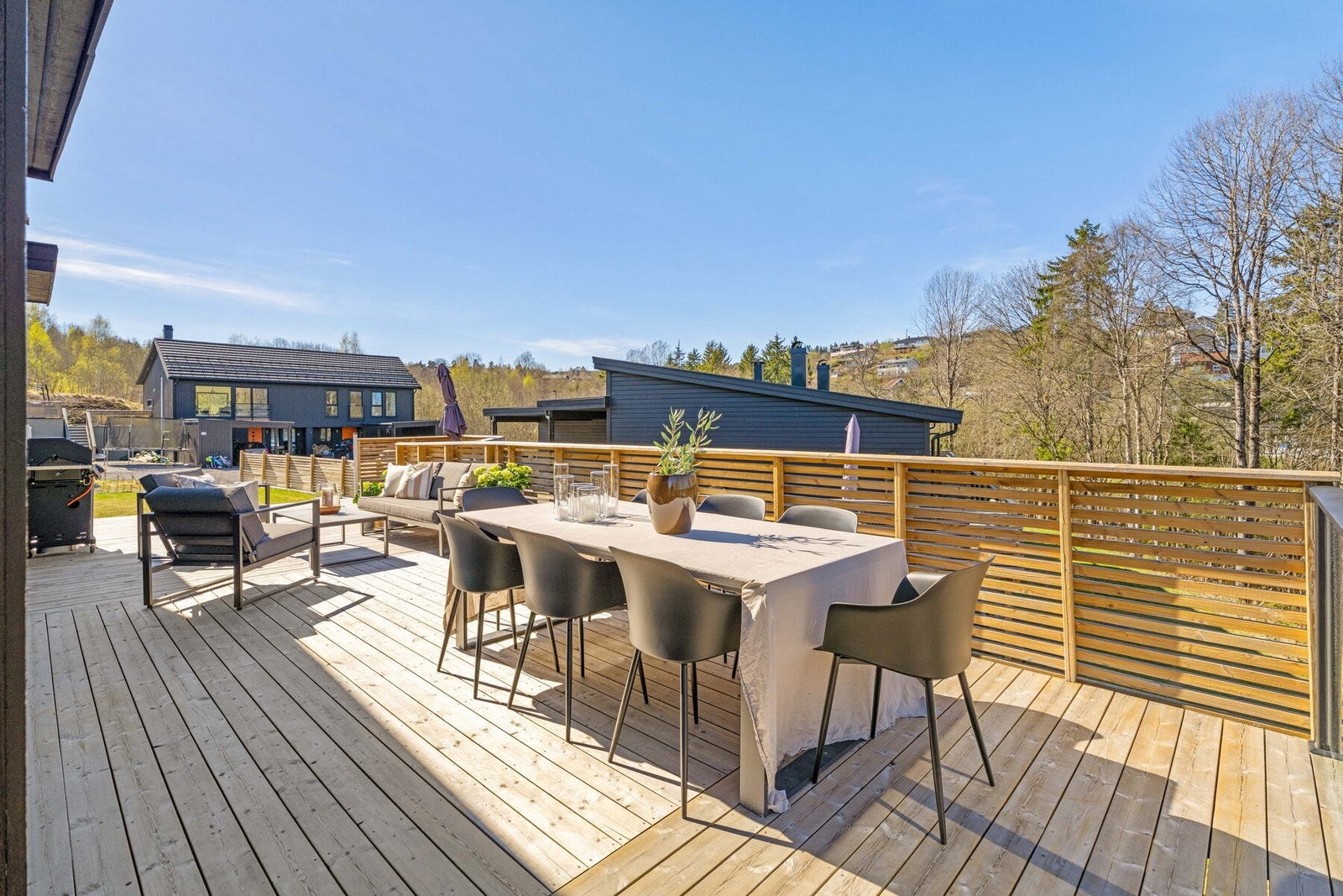 Terrassen på ca. 62 kvm ligger i tilknytning til inngangspartiet og har direkte utgang fra stuen, noe som gir en sømløs overgang mellom inne- og utearealer. Galleribilde