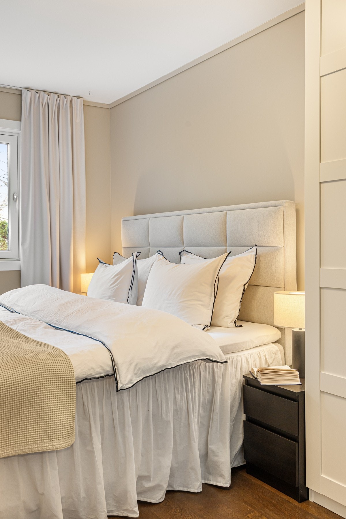 Hotellfølelse i eget hjem. Det er elektriske varmekabler i gulvet. Galleribilde