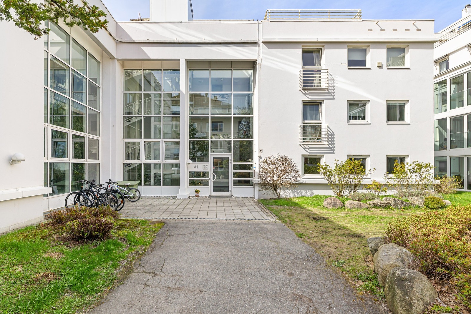 Innbydende inngangsparti med stor glassfasade og mye naturlig lys. Galleribilde
