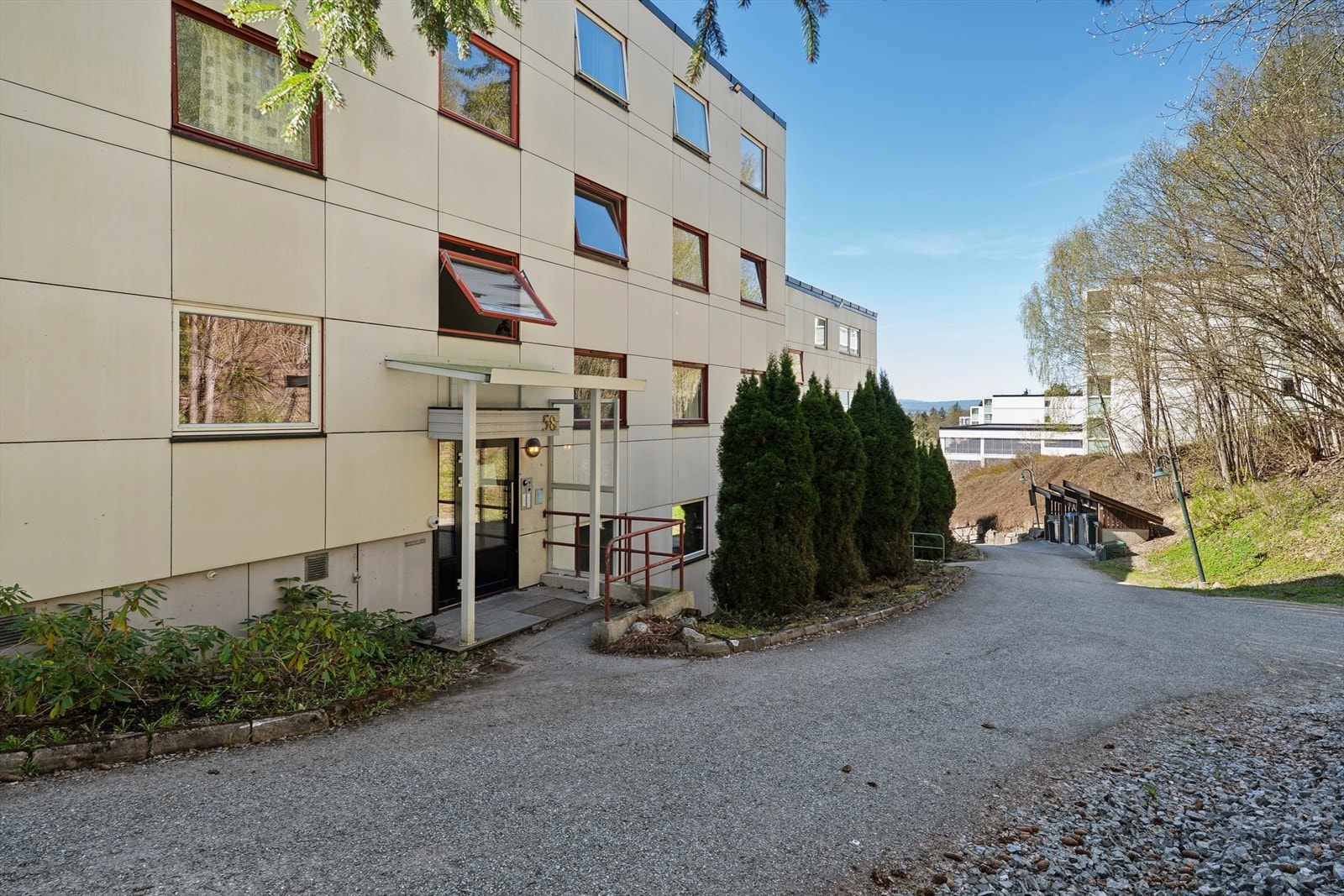 Inngangsparti med rolige omgivelser. Galleribilde