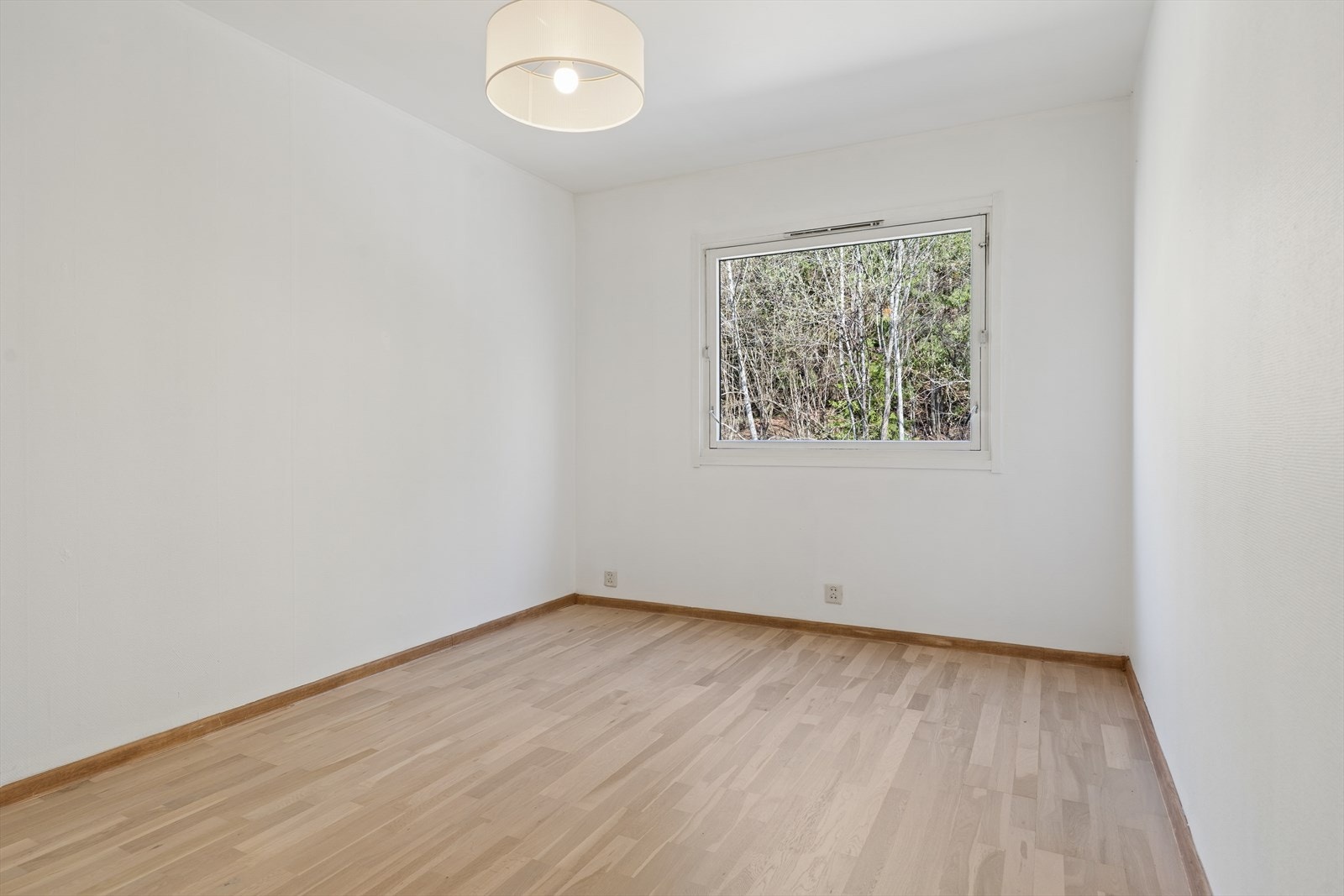 Soverom med fin størrelse og byr på plass for dobbeltseng og nattbord. Galleribilde