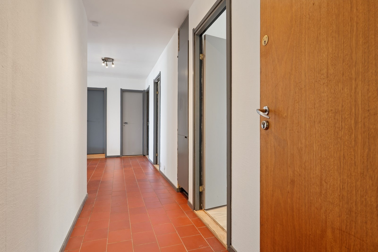 Praktisk entré med adkomst til flere av rommene. Galleribilde