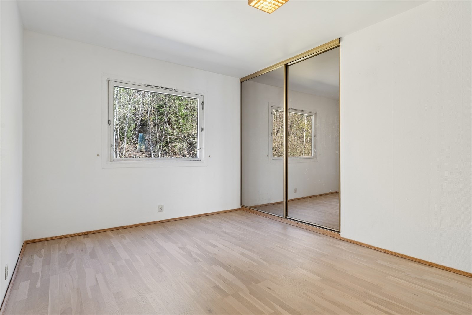 Flott og romslig soverom med innebygget skyvedørsgarderobe. Galleribilde