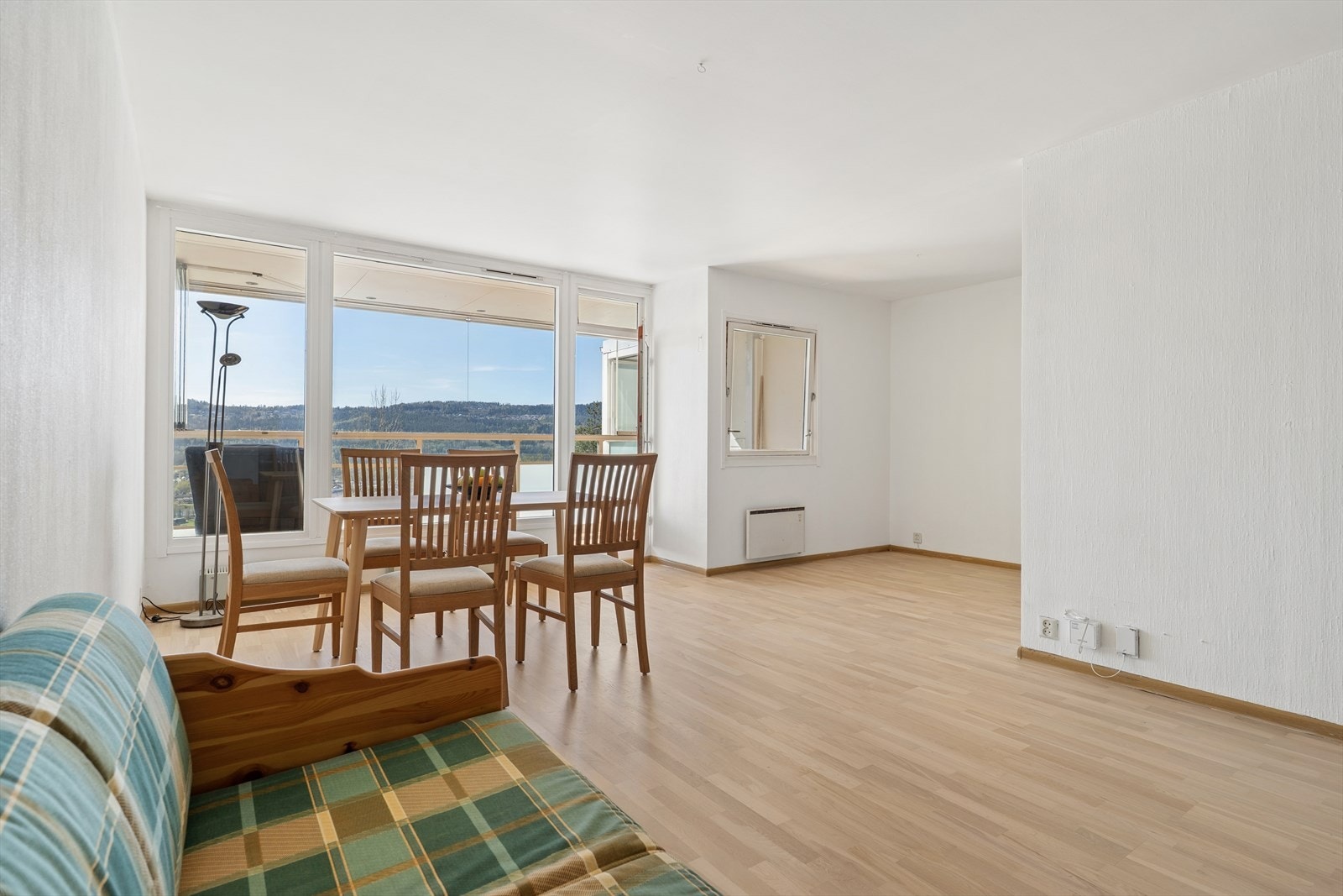 Stuen har god plass til både sofa- og spisegruppe. Galleribilde