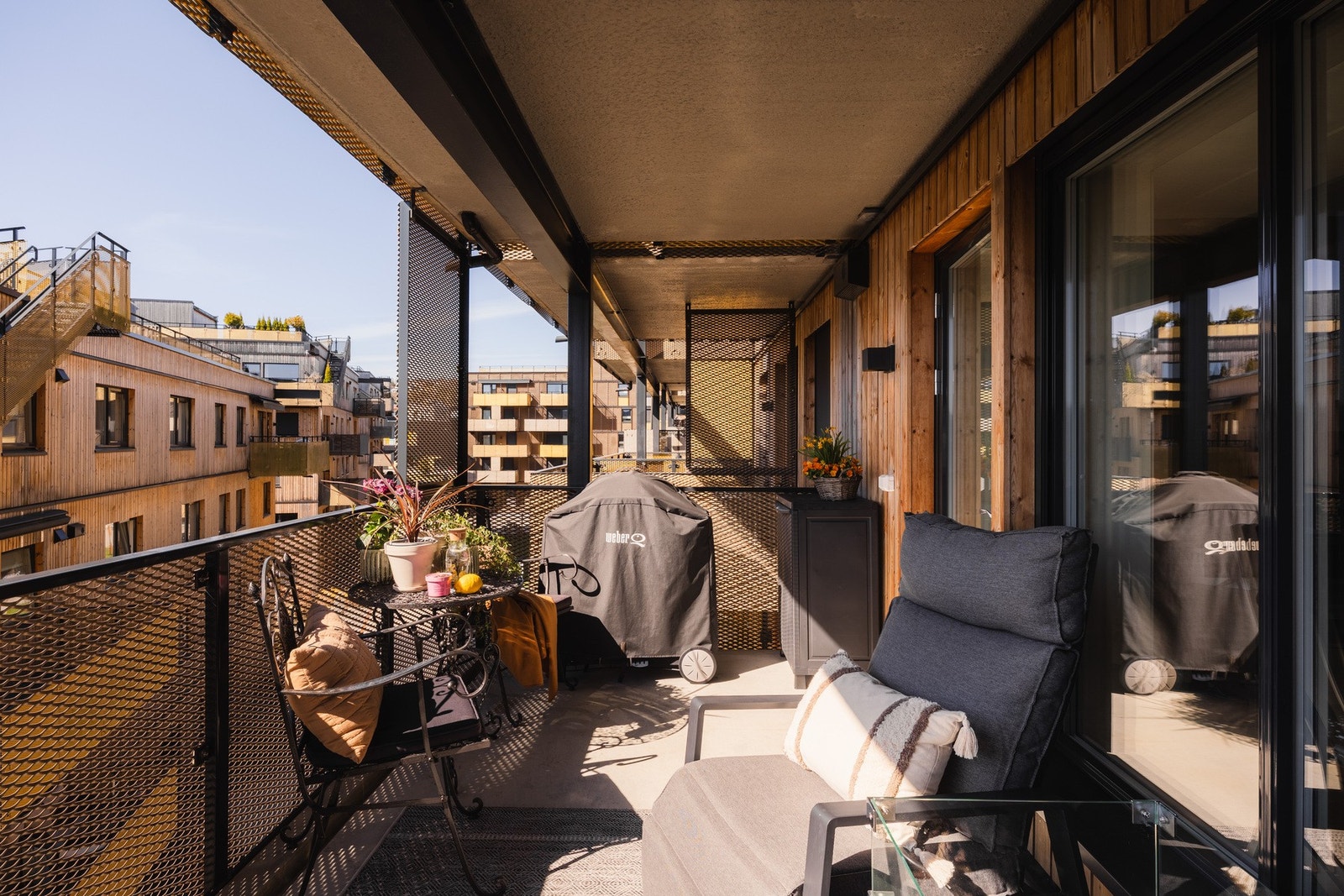 Fra stue og kjøkken er det direkte utgang til en sydvendt balkong på ca. 13 m², en naturlig forlengelse av oppholdsrommet i sommerhalvåret. Galleribilde