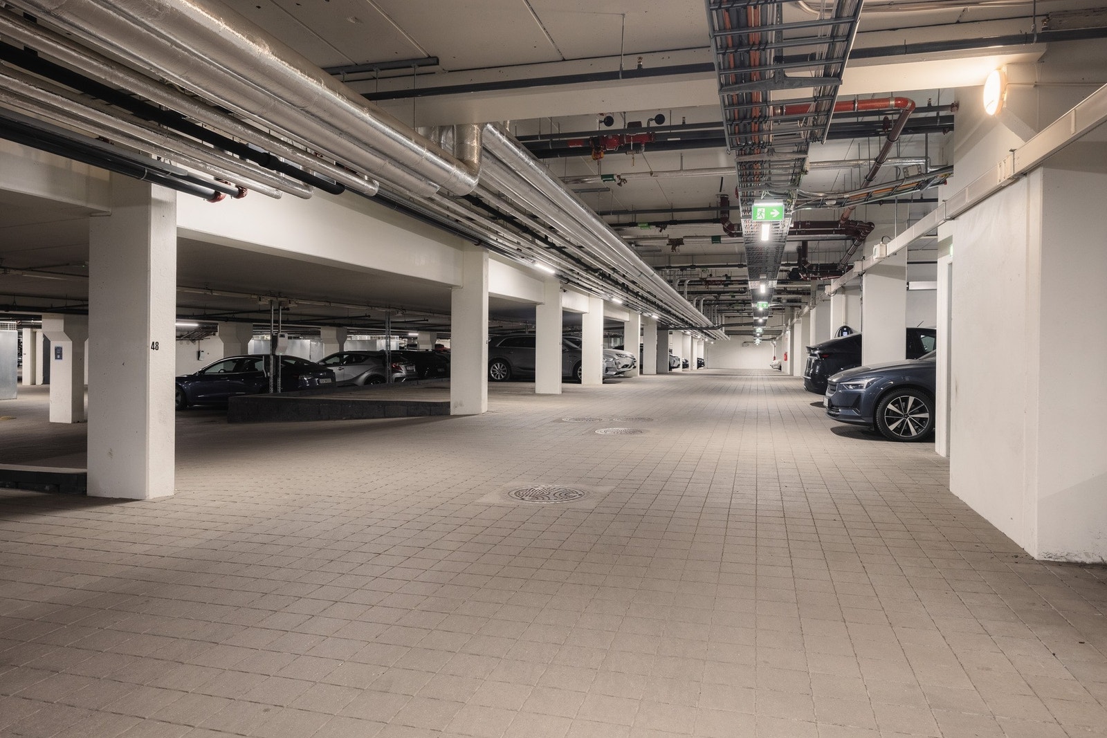 Leiligheten disponerer en parkeringsplass i lukket og trygt garasjeanlegg under bygget, installert med elbillader. Galleribilde