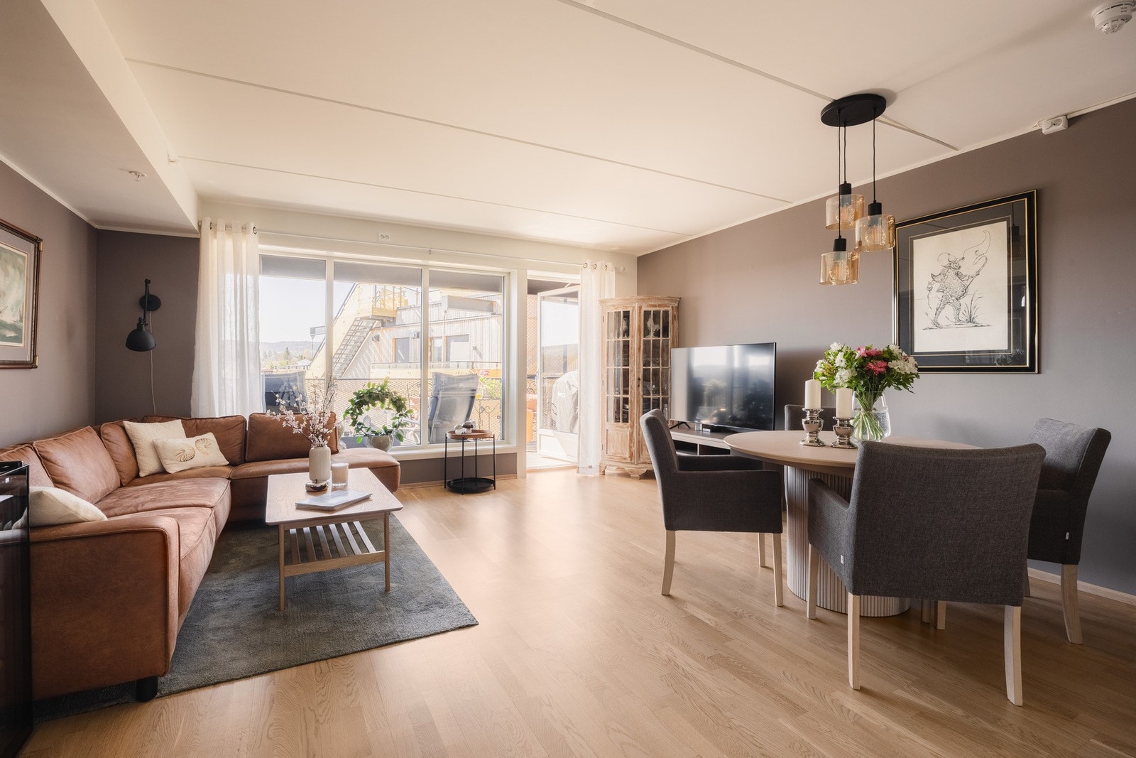 Stuen fremstår som lys og luftig, med gode vindusflater som slipper inn rikelig med naturlig lys og gir en behagelig romfølelse. Galleribilde