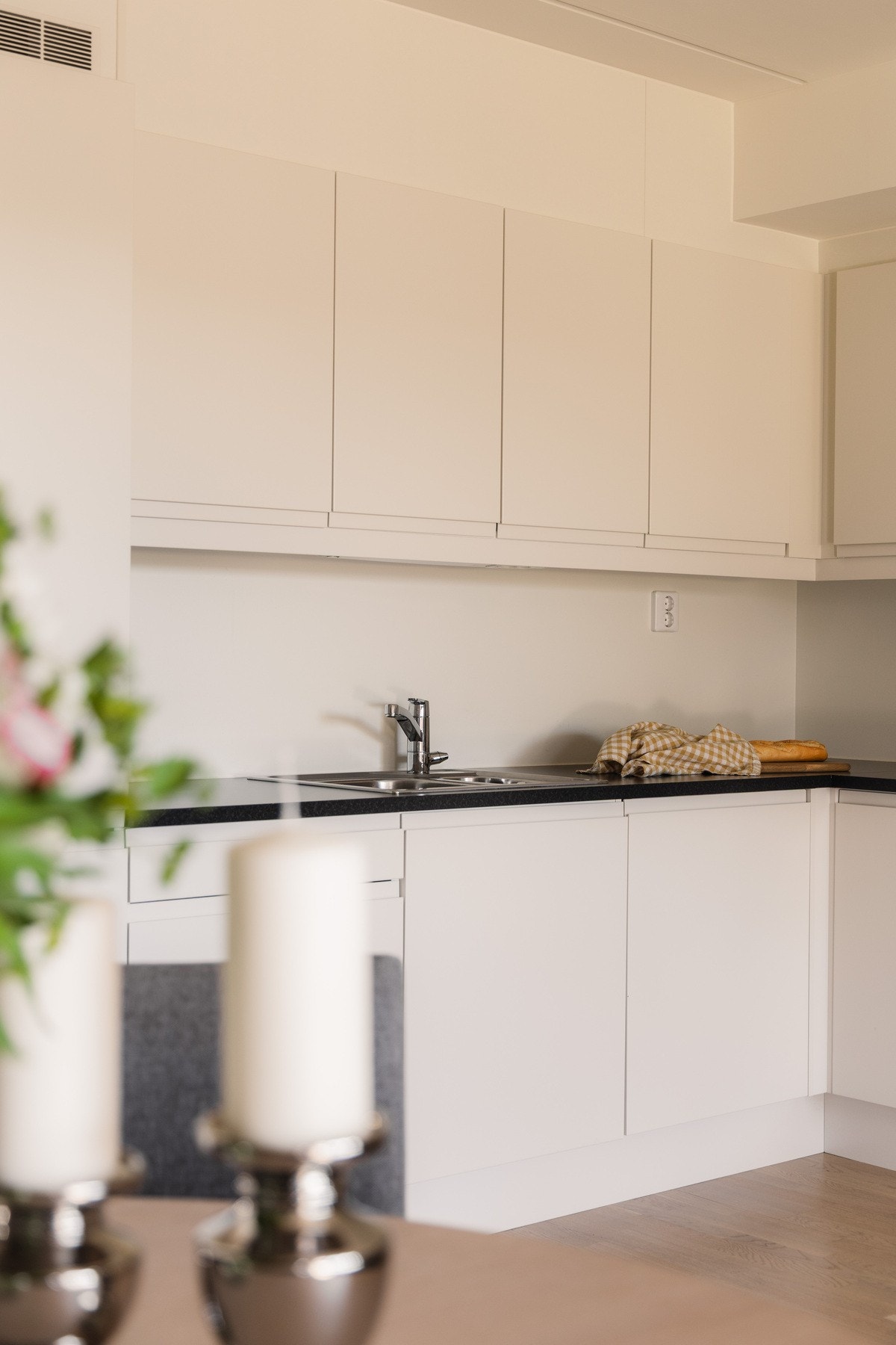 Her er det godt med skapplass og fine arbeidsflater, noe som gjør matlagingen både effektiv og hyggelig. Galleribilde