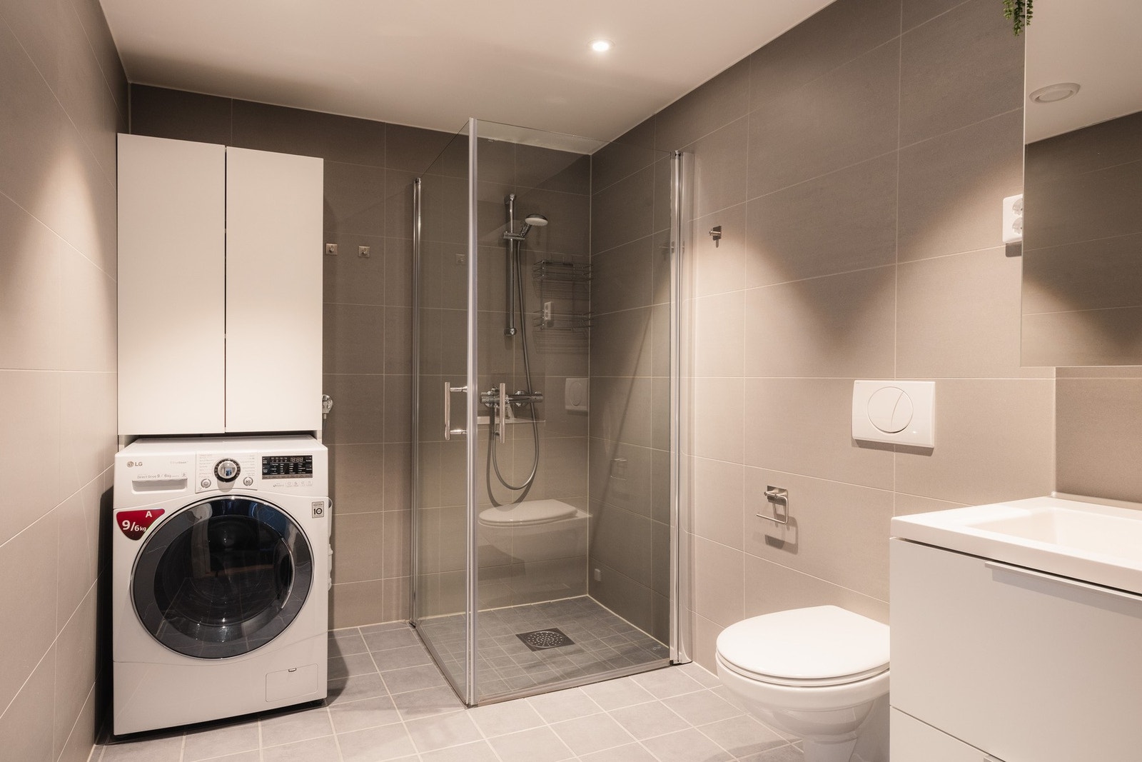 Badet er et moderne, prefabrikkert baderom fra 2020, med en gjennomført og praktisk utforming. Galleribilde