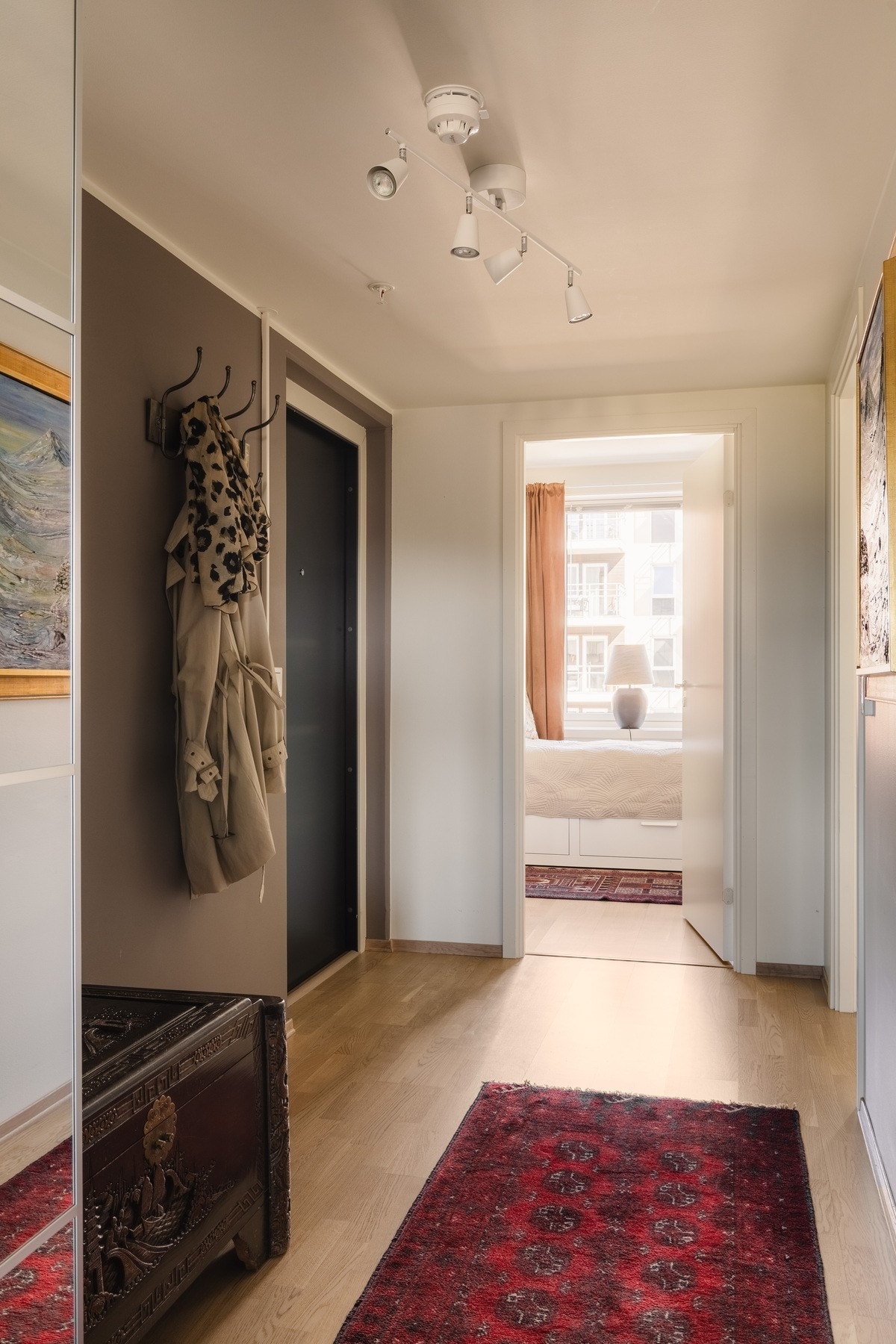Her er det god plass til oppbevaring av yttertøy og sko, slik at man enkelt holder det ryddig og oversiktlig i hverdagen. Galleribilde