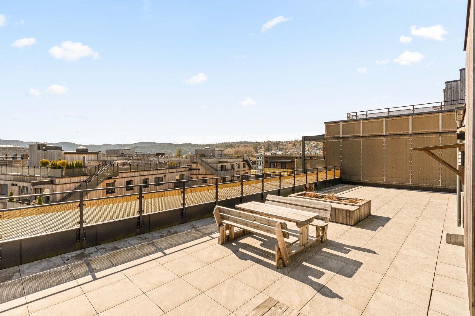 Beboerne har også tilgang til en felles takterrasse, et ekstra og svært attraktivt uteområde som fungerer som et hyggelig samlingspunkt i bygget. Galleribilde