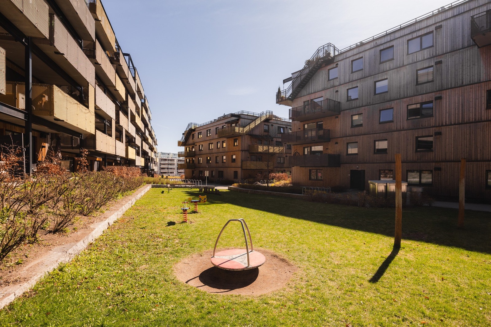 Fellesområdene er pent opparbeidet med steinlagte internveier, sittebenker og sykkelparkering, omgitt av grønne plenarealer, prydbusker og variert beplantning som gir et innbydende og trivelig bomiljø. Galleribilde