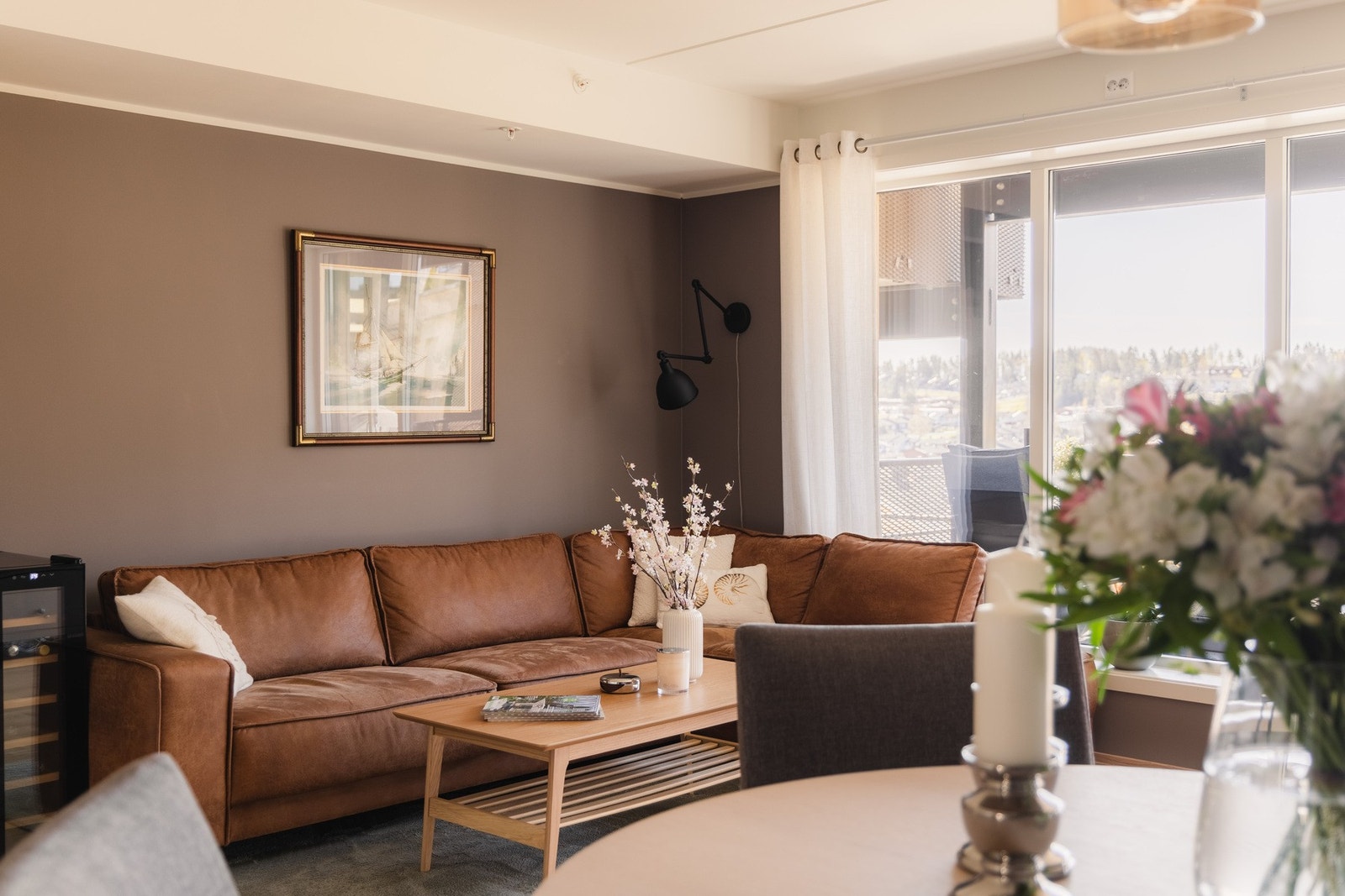 Her er det god plass til både sofagruppe og spisebord, slik at man enkelt kan samle familie og venner til hyggelige måltider og sosiale sammenkomster. Galleribilde