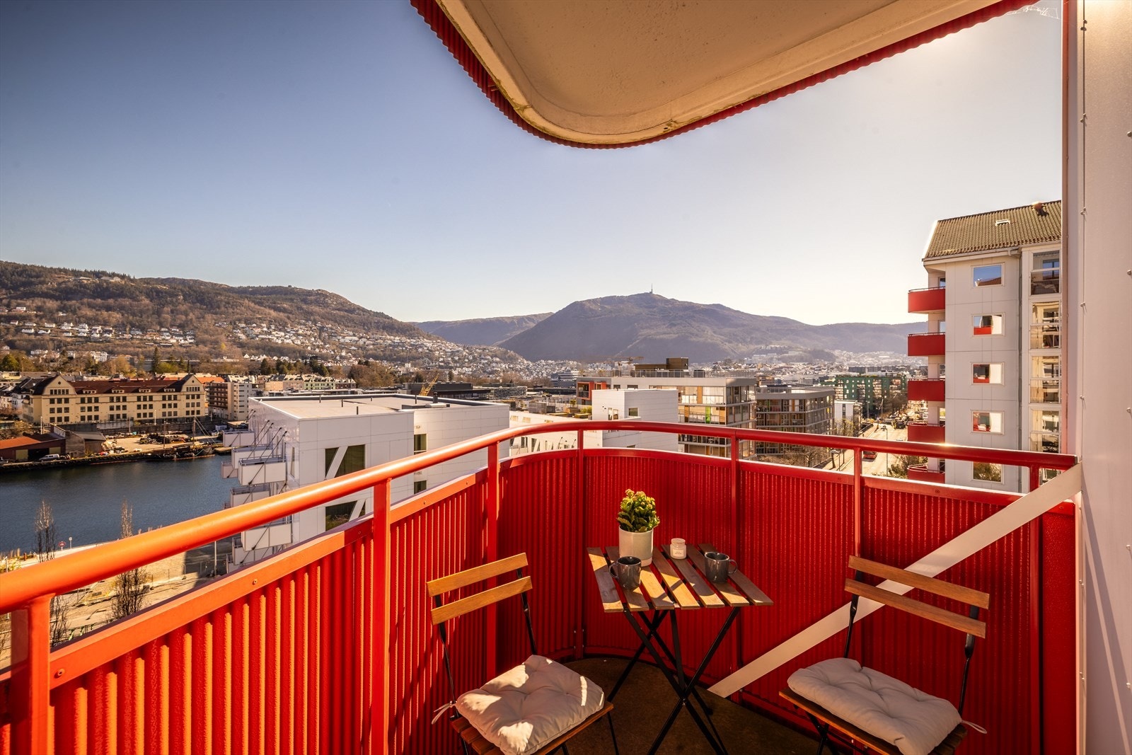 Balkongen er takoverbygget og er målt til 4 m². Her kan man nyte den flotte utsikten over Damsgårdssundet. Galleribilde