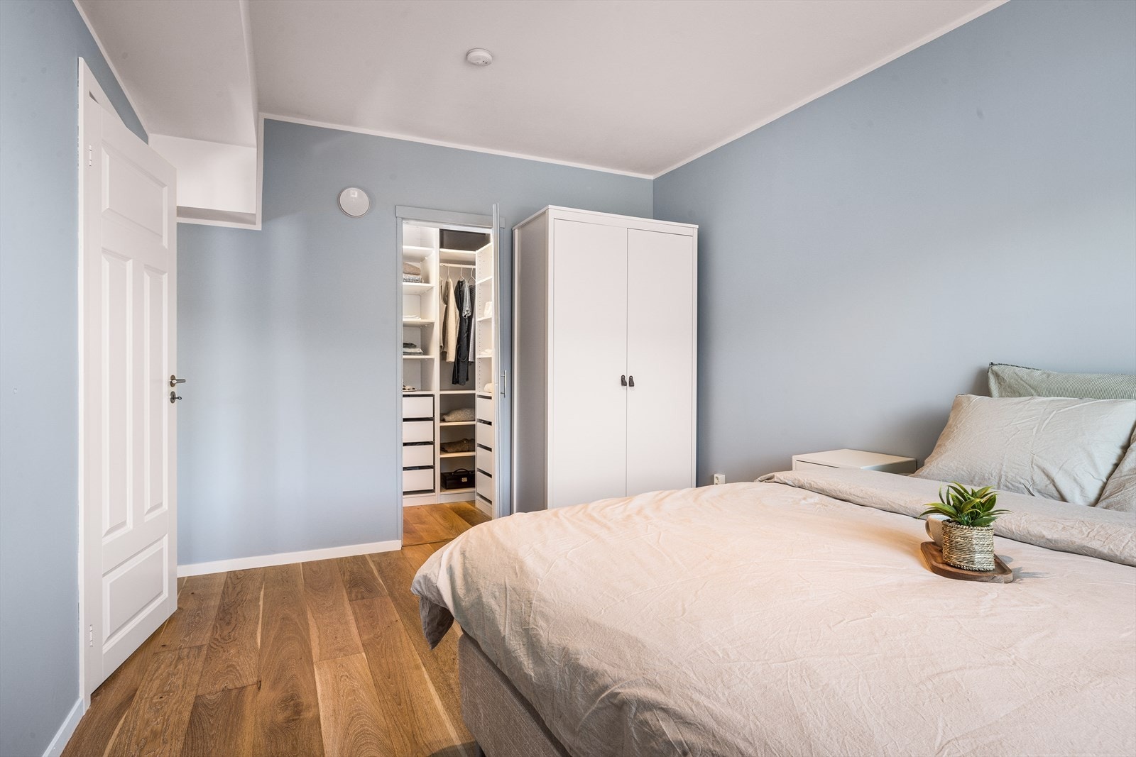 I tillegg til god plass til garderobeskap på selve rommet, er det også laget til et eget walk-in closet på soverommet. Galleribilde