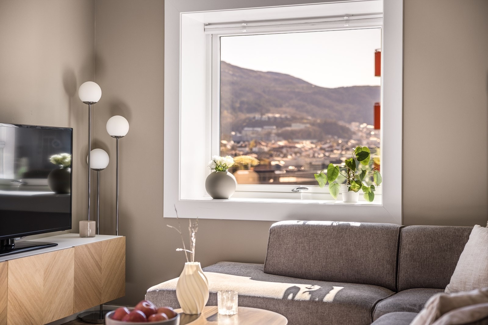 Leiligheten ligger fint til på Damsgård og har blitt venestlig oppgradert de siste årene - både utvendig og innvendig. Galleribilde