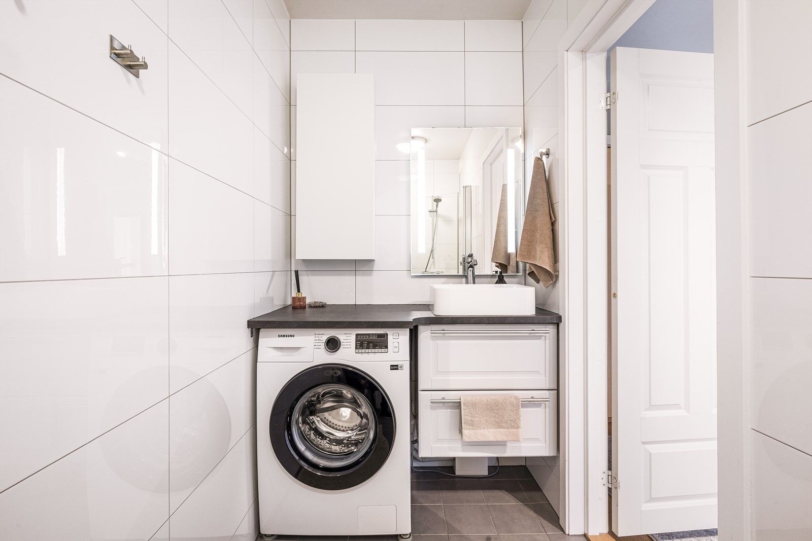 Badet er målt til ca. 3,8 m² og det er varmekabler i gulvet. Her er det også opplegg for vaskemaskin. Galleribilde