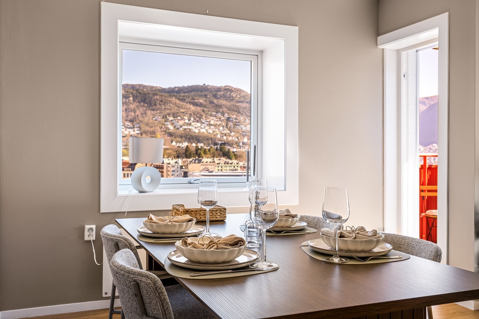 I stuen er det god plass til spisegruppe. Her er det også utgang til balkongen. Galleribilde