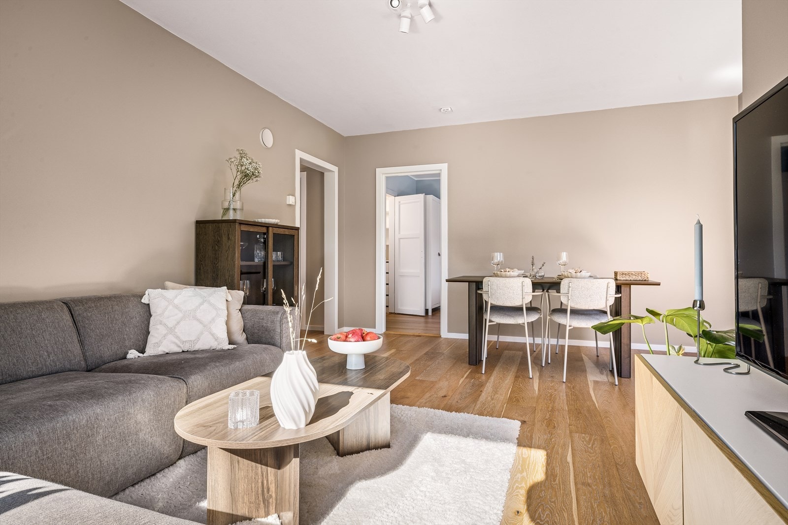 Leiligheten ligger i byggets 4. etasje med heis i bygget. Galleribilde