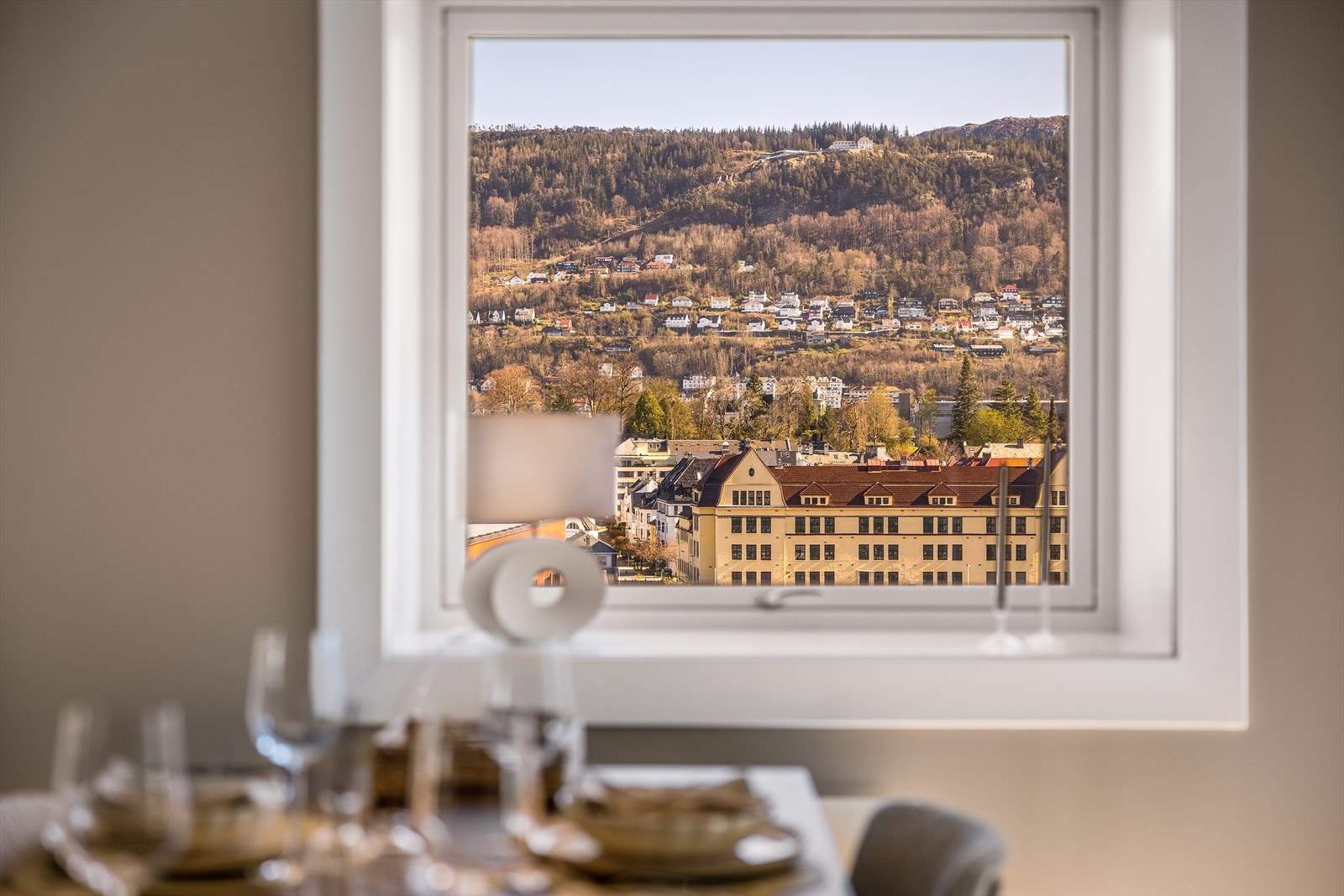 Nydelig utsikt mot Fløyen - rett fra stuevinduet! Galleribilde