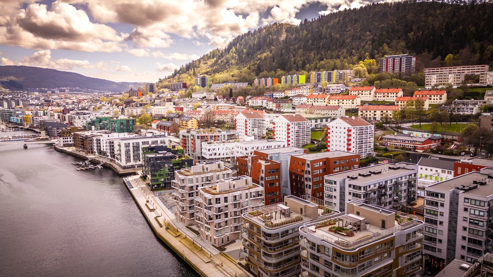 Gode kollektivtilbud med buss mot Laksevåg og sentrum eller mot Haukeland. Bybanen ligger også innenfor gangavstand med stoppested på Danmarksplass og Florida. Galleribilde