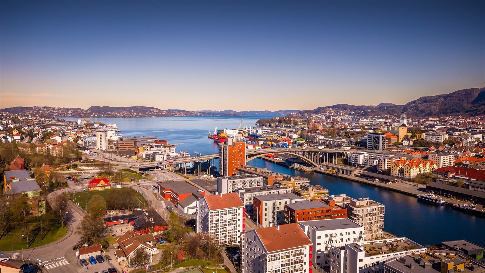 Eiendommen har en attraktiv beliggenhet på sentrumsnære Damsgård, med kort vei til det meste en trenger i hverdagen. Galleribilde