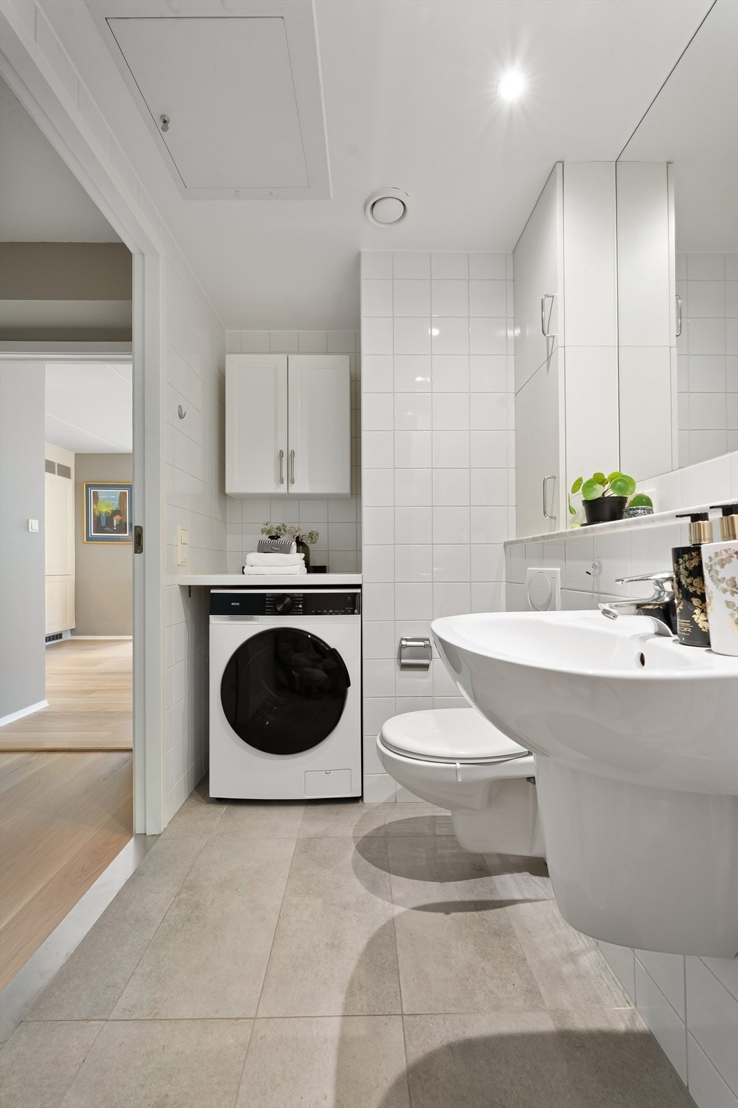 Flislagt bad fra 2004 med varme i gulv og downlights i himling. Opplegg for vaskemaskin / tørketrommel.
Nye gulvfliser er lagt i 2016 i regi av tidligere eier. Mekanisk avtrekk Galleribilde