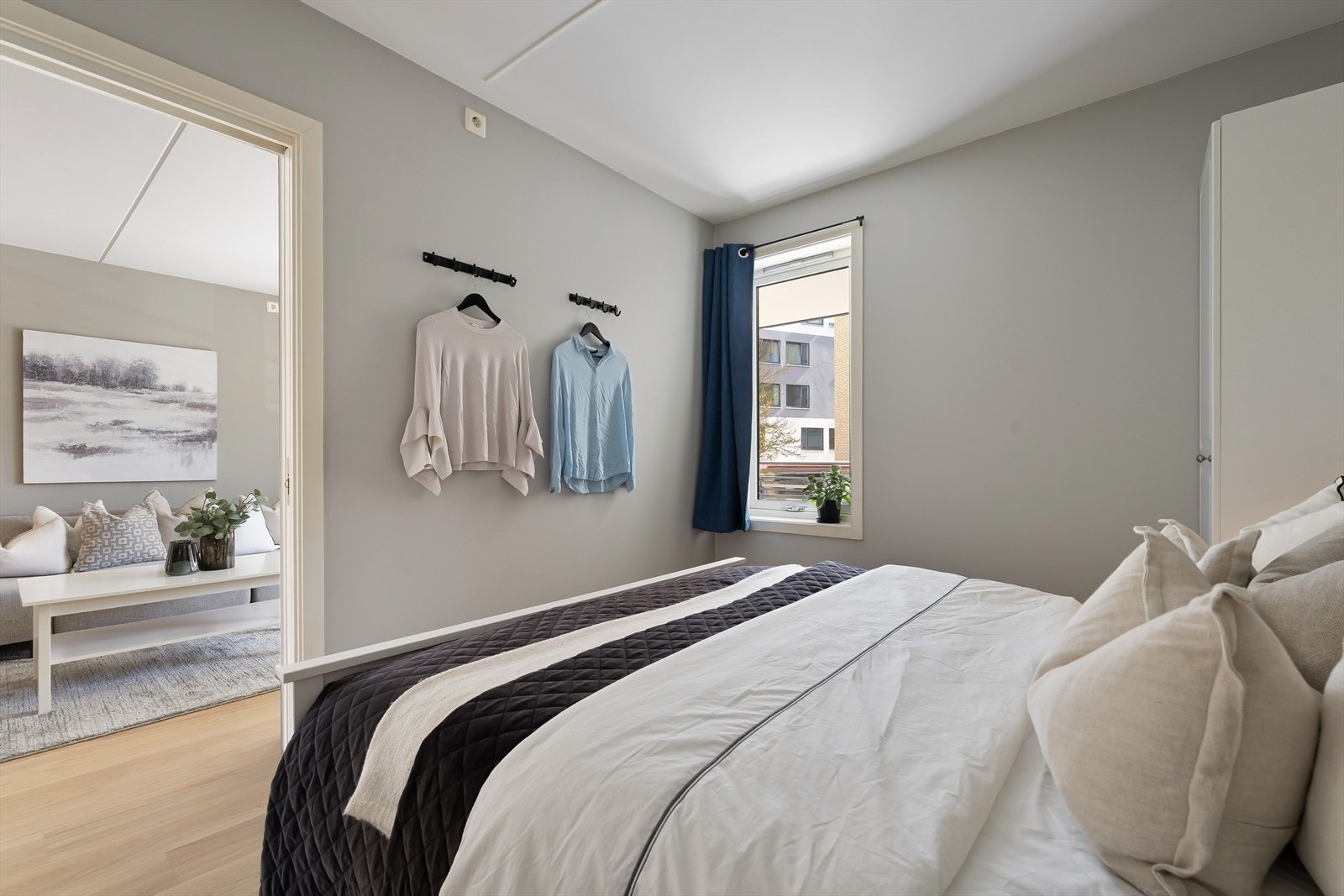 Soverom med oppbevaringsplass i garderobeløsning på hver side av sengen Galleribilde