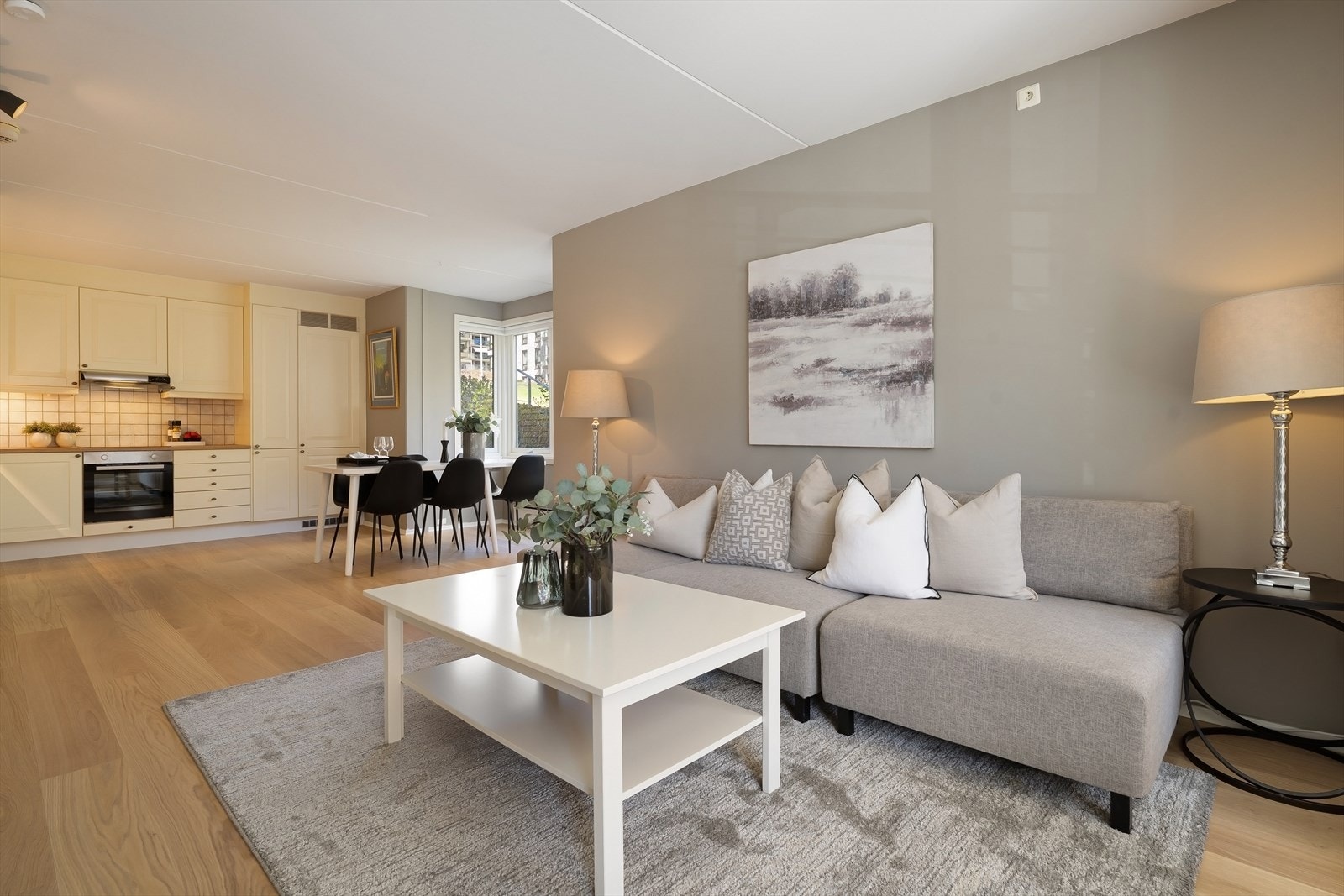 Stue og kjøkken er samlet i en åpen, sosial løsning med god plass til både spisebord og sofagruppe Galleribilde