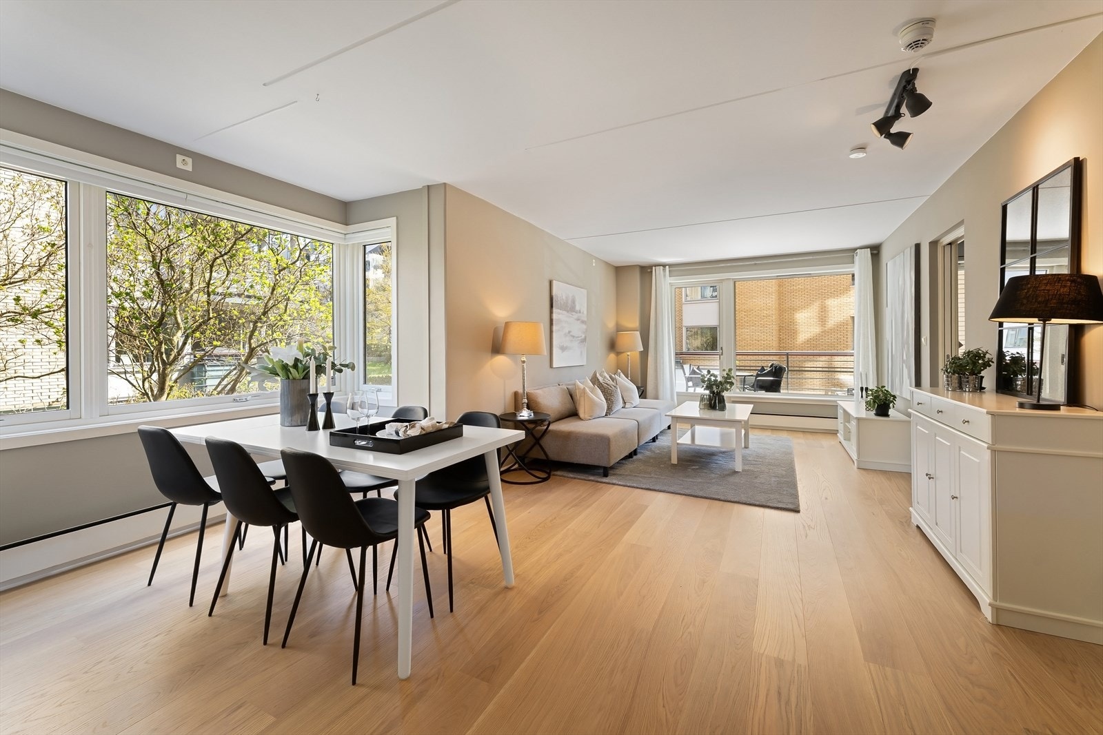 Velkommen til en elegant, lys og moderne 2-roms hjørneleilighet med stor sydvendt balkong, heis og bod i samme etasje som leiligheten Galleribilde