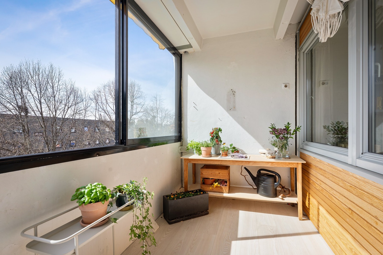 Stor og solrik balkong som forlenger stuen, med kommende oppgradering til moderne glassrekkverk og screens. Galleribilde