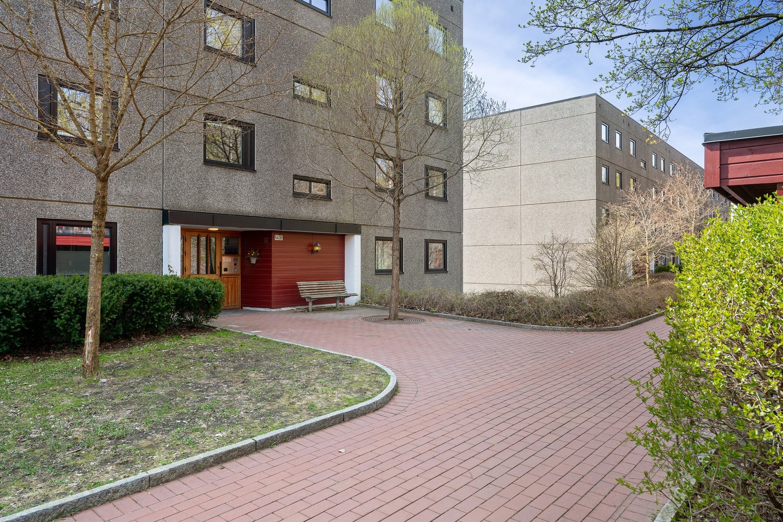 Leiligheten disponerer både kjellerbod og utvendig bod ved inngangsparti. Galleribilde
