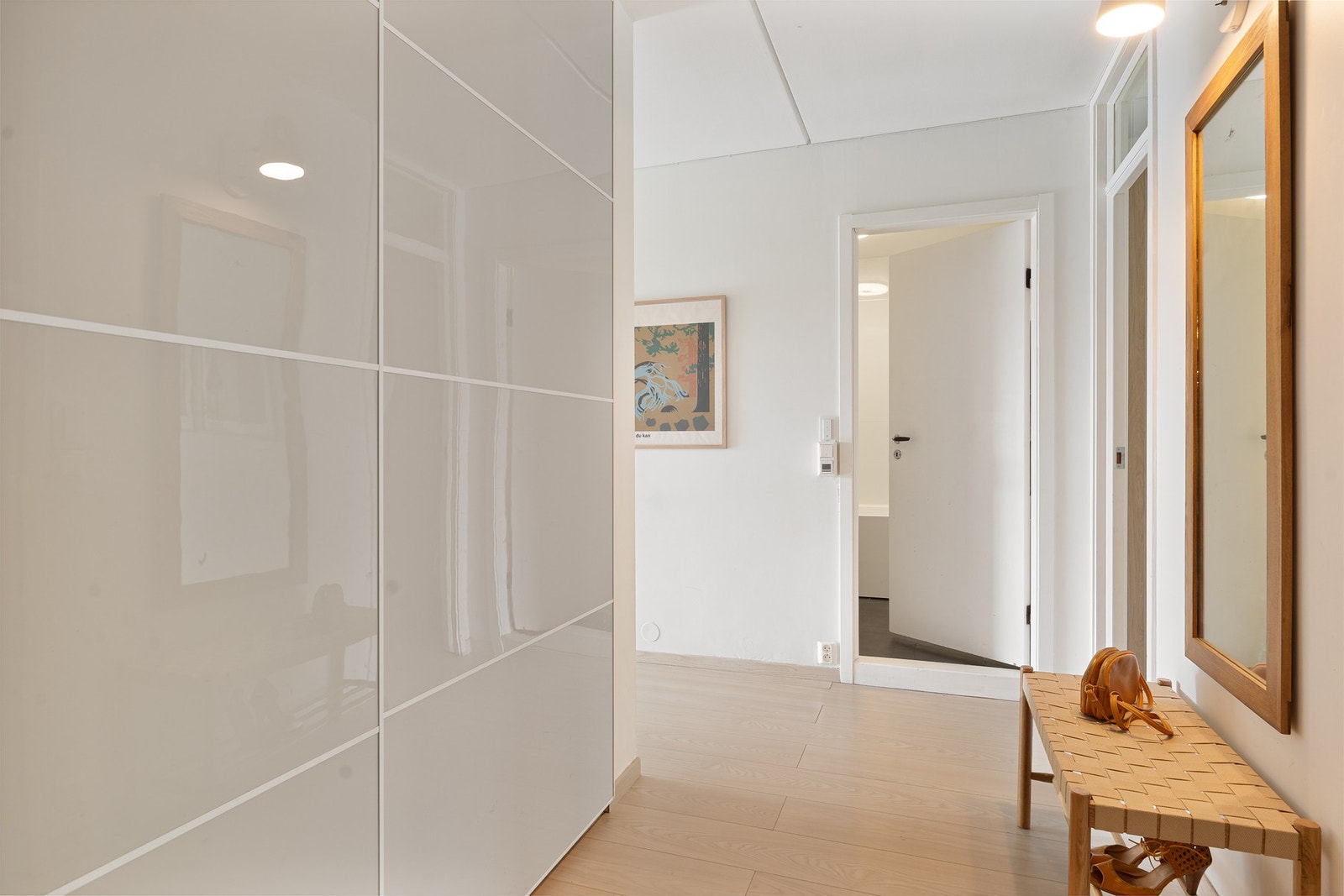 Innbydende entré med god plass og direkte tilgang til romslig bod. Galleribilde