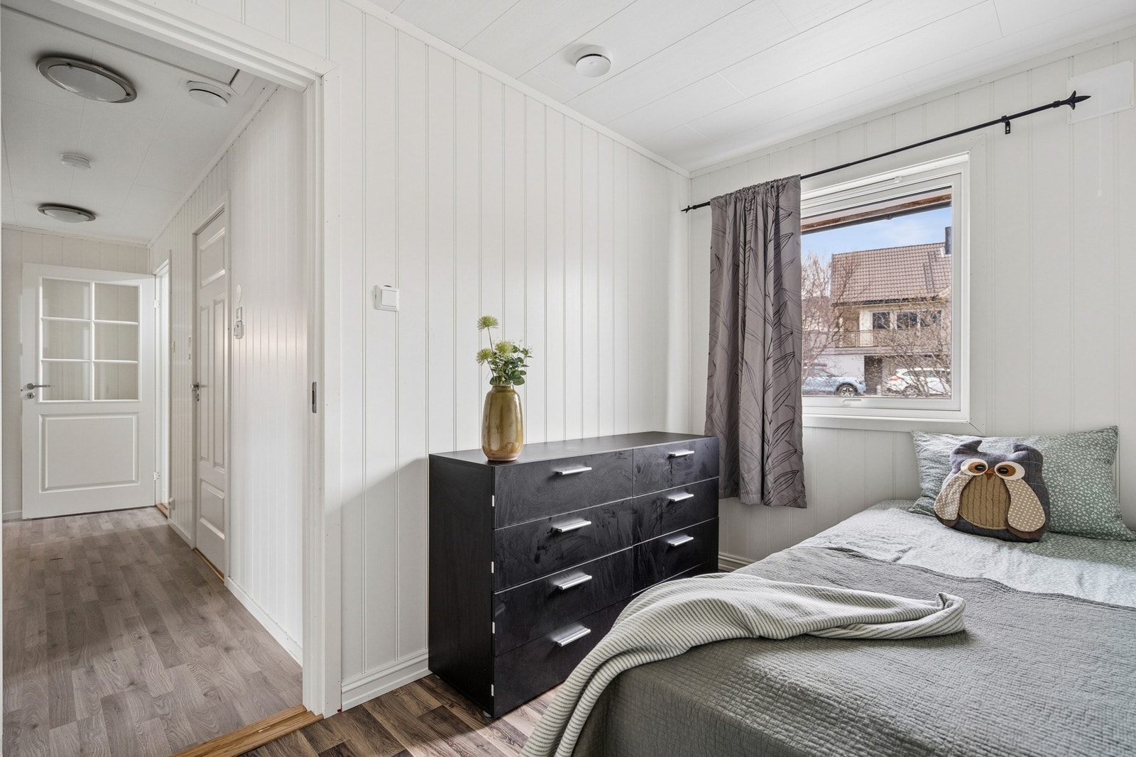 Romslig soverom med naturlig lysinnslipp. Galleribilde